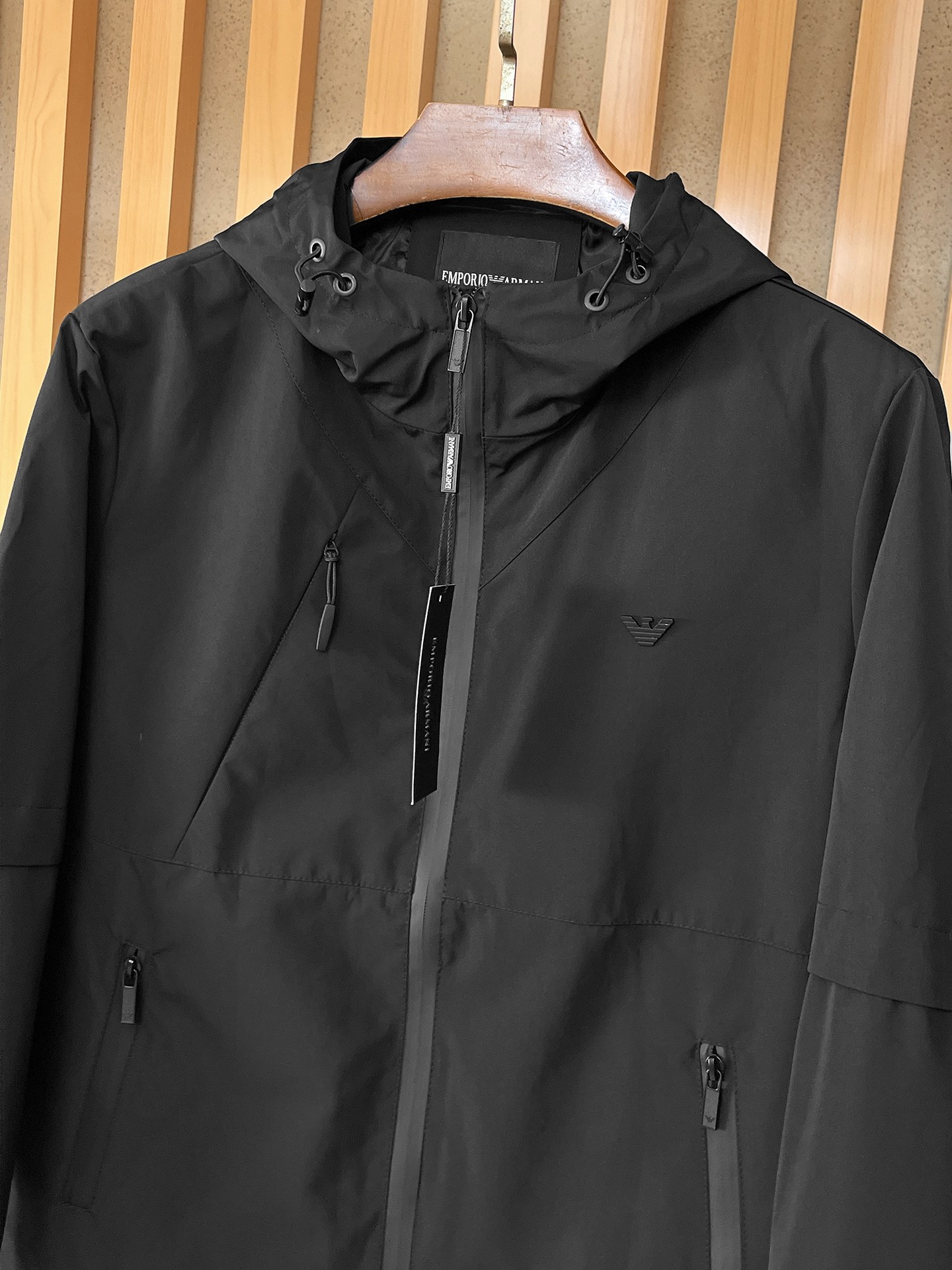 🌟🌟阿玛尼、2025新款男士休闲定制夹克外套。穿上简约干练的休闲外套，瞬间重回时髦霸气，又是活力满满的状