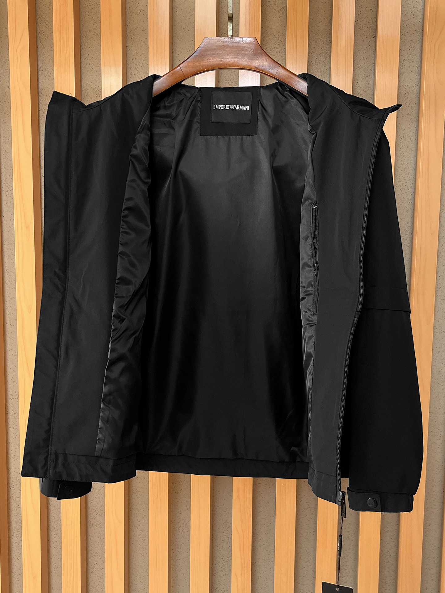 🌟🌟阿玛尼、2025新款男士休闲定制夹克外套。穿上简约干练的休闲外套，瞬间重回时髦霸气，又是活力满满的状