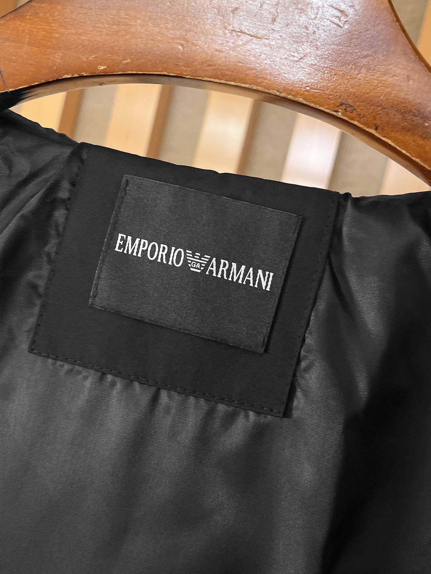 🌟🌟阿玛尼、2025新款男士休闲定制夹克外套。穿上简约干练的休闲外套，瞬间重回时髦霸气，又是活力满满的状