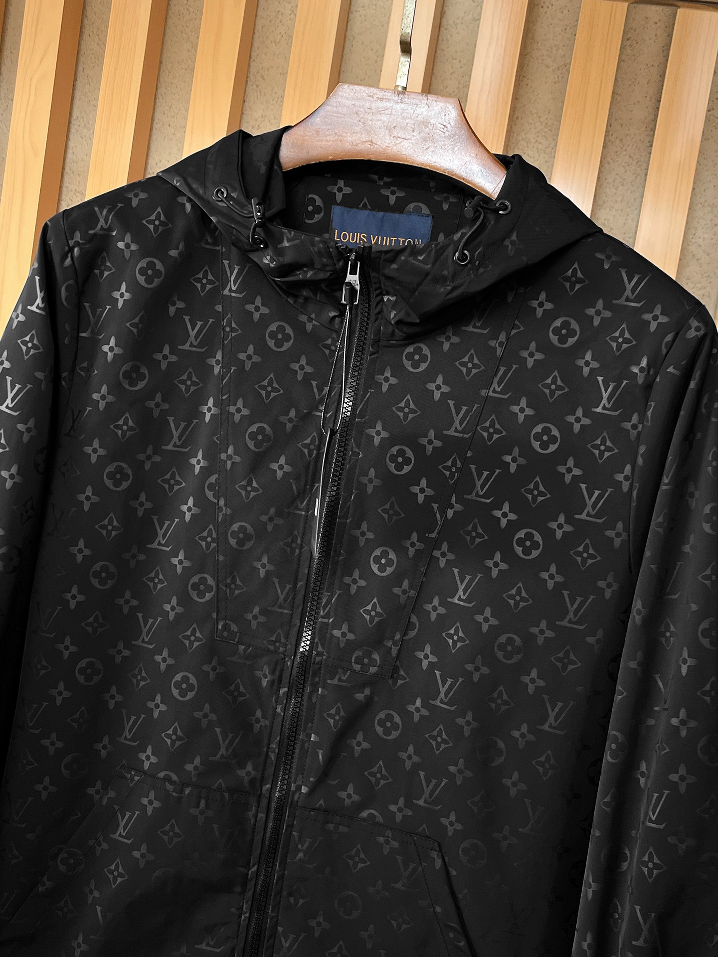 🌟🌟LV、2025新款男士休闲定制夹克外套。穿上简约干练的休闲外套，瞬间重回时髦霸气，又是活力满满的状态