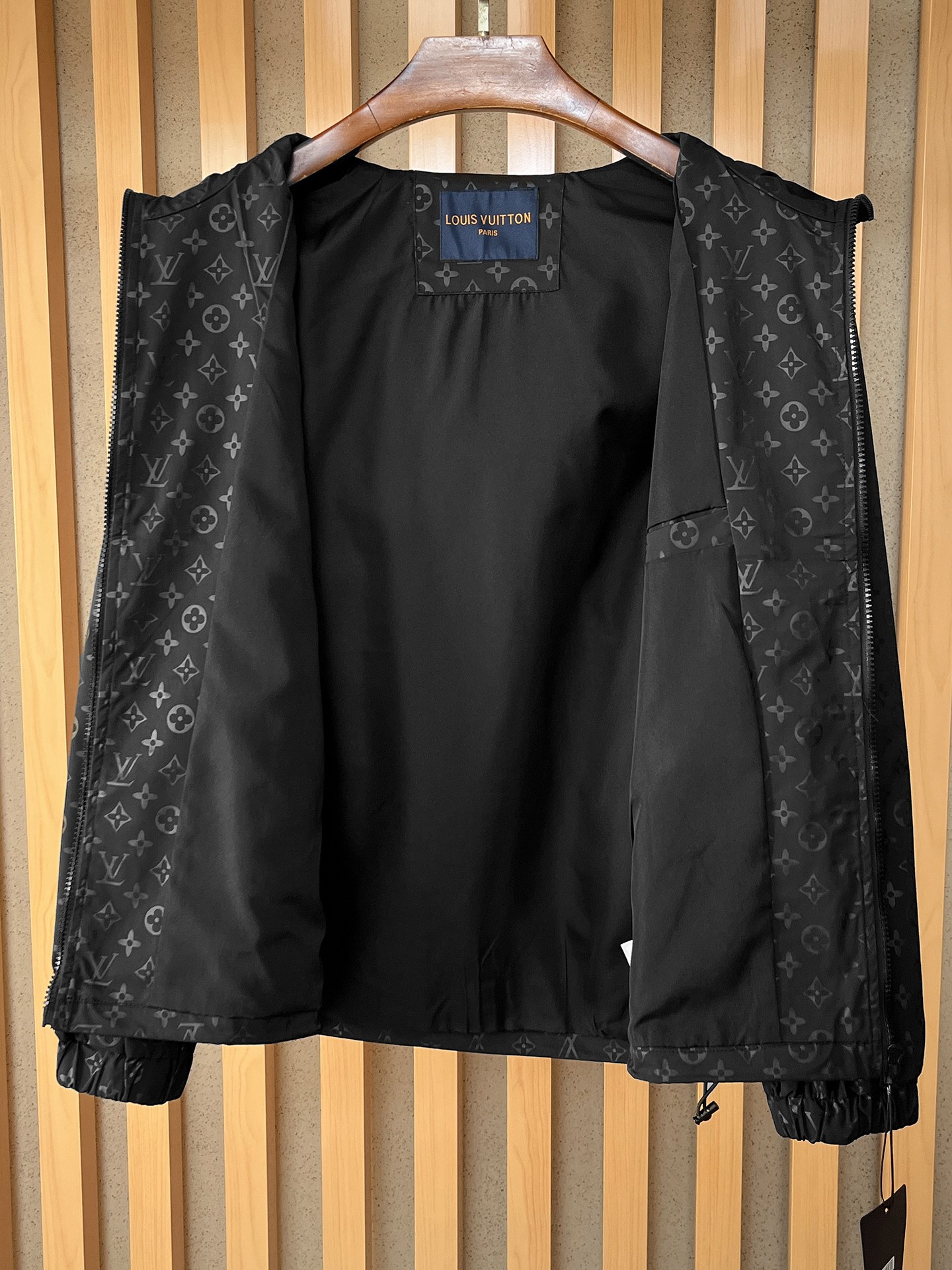 🌟🌟LV、2025新款男士休闲定制夹克外套。穿上简约干练的休闲外套，瞬间重回时髦霸气，又是活力满满的状态