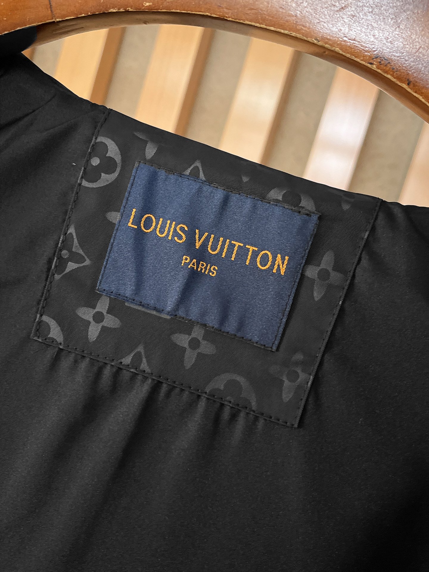 🌟🌟LV、2025新款男士休闲定制夹克外套。穿上简约干练的休闲外套，瞬间重回时髦霸气，又是活力满满的状态