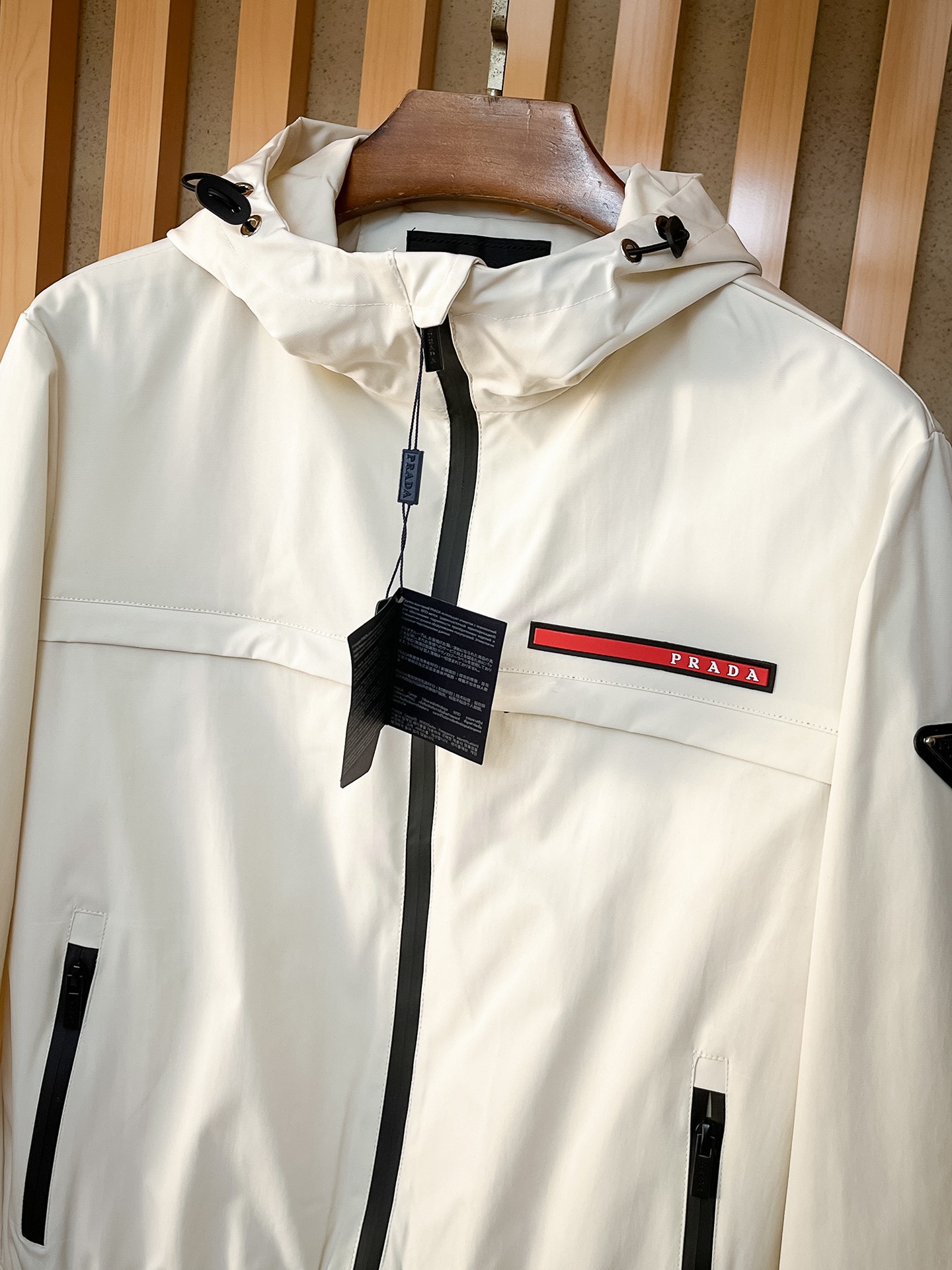 🌟🌟Prada、2025新款男士休闲定制夹克外套。穿上简约干练的休闲外套，瞬间重回时髦霸气，又是活力满满