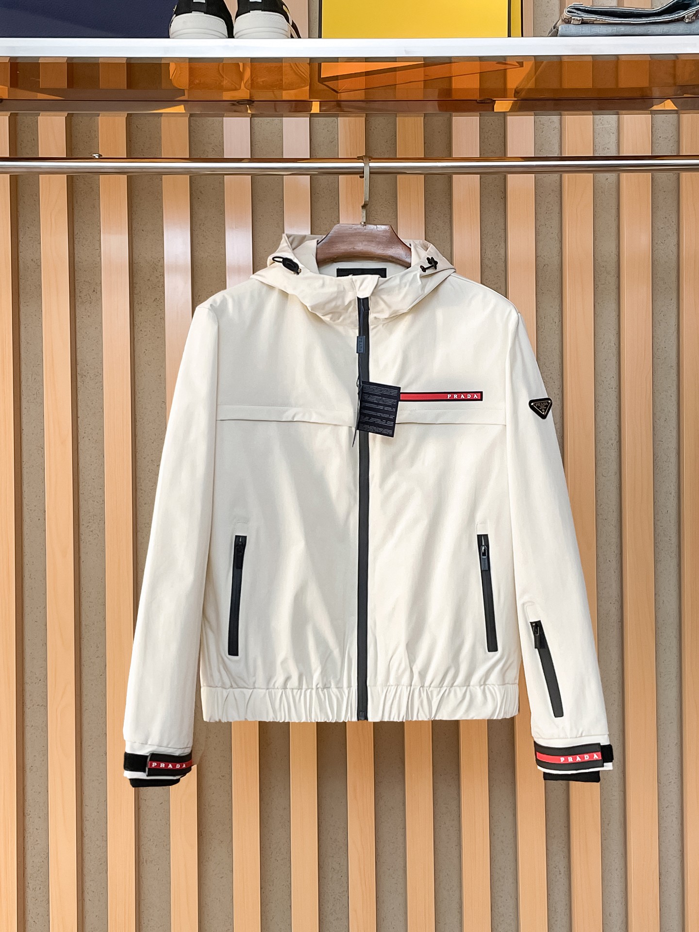 🌟🌟Prada、2025新款男士休闲定制夹克外套。穿上简约干练的休闲外套，瞬间重回时髦霸气，又是活力满满