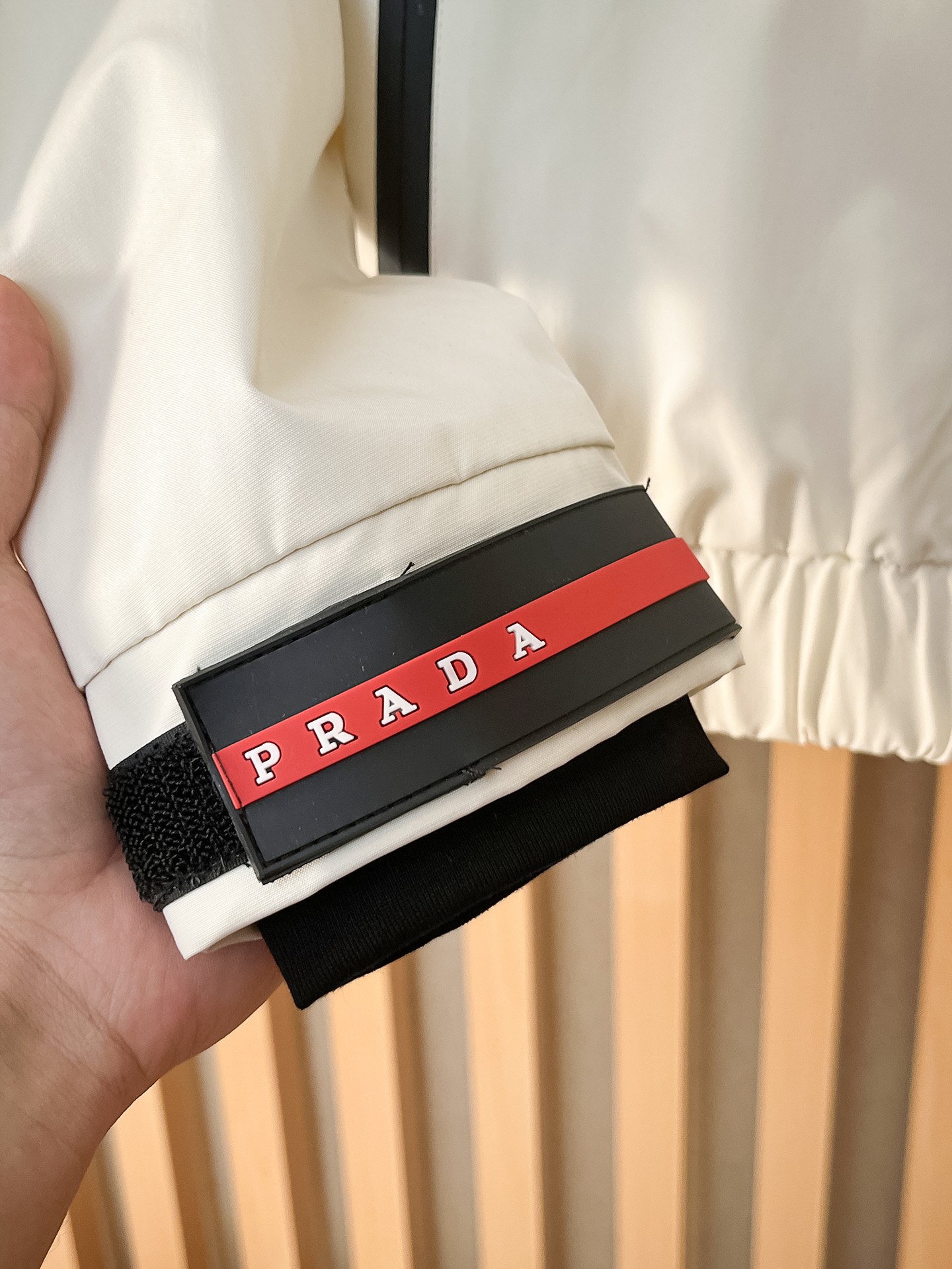 🌟🌟Prada、2025新款男士休闲定制夹克外套。穿上简约干练的休闲外套，瞬间重回时髦霸气，又是活力满满