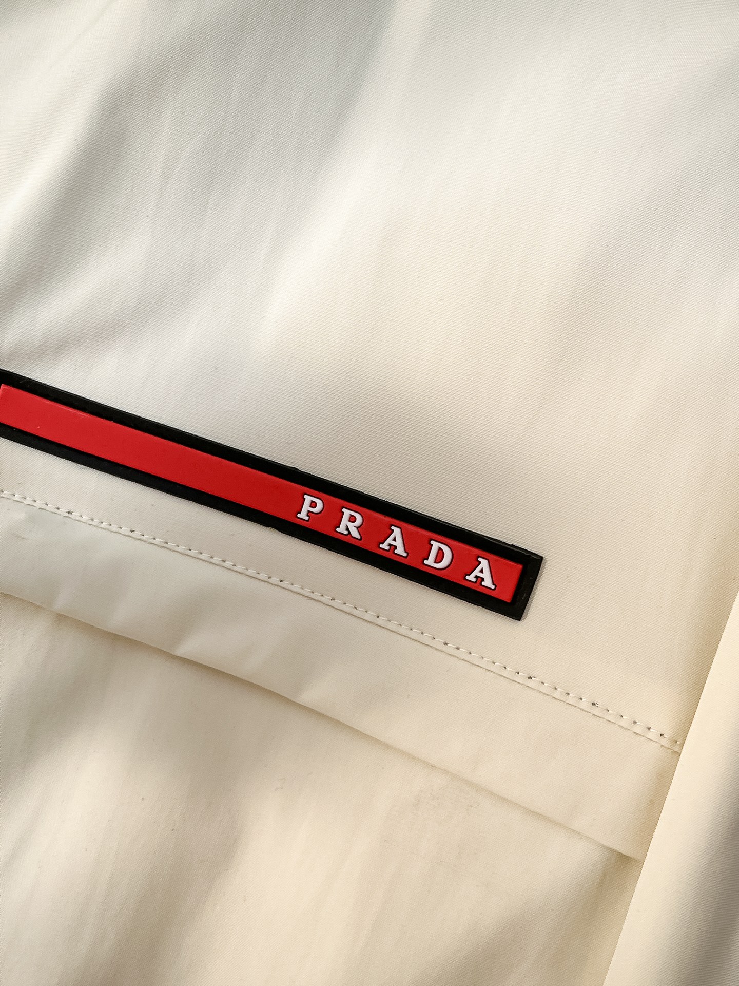 🌟🌟Prada、2025新款男士休闲定制夹克外套。穿上简约干练的休闲外套，瞬间重回时髦霸气，又是活力满满
