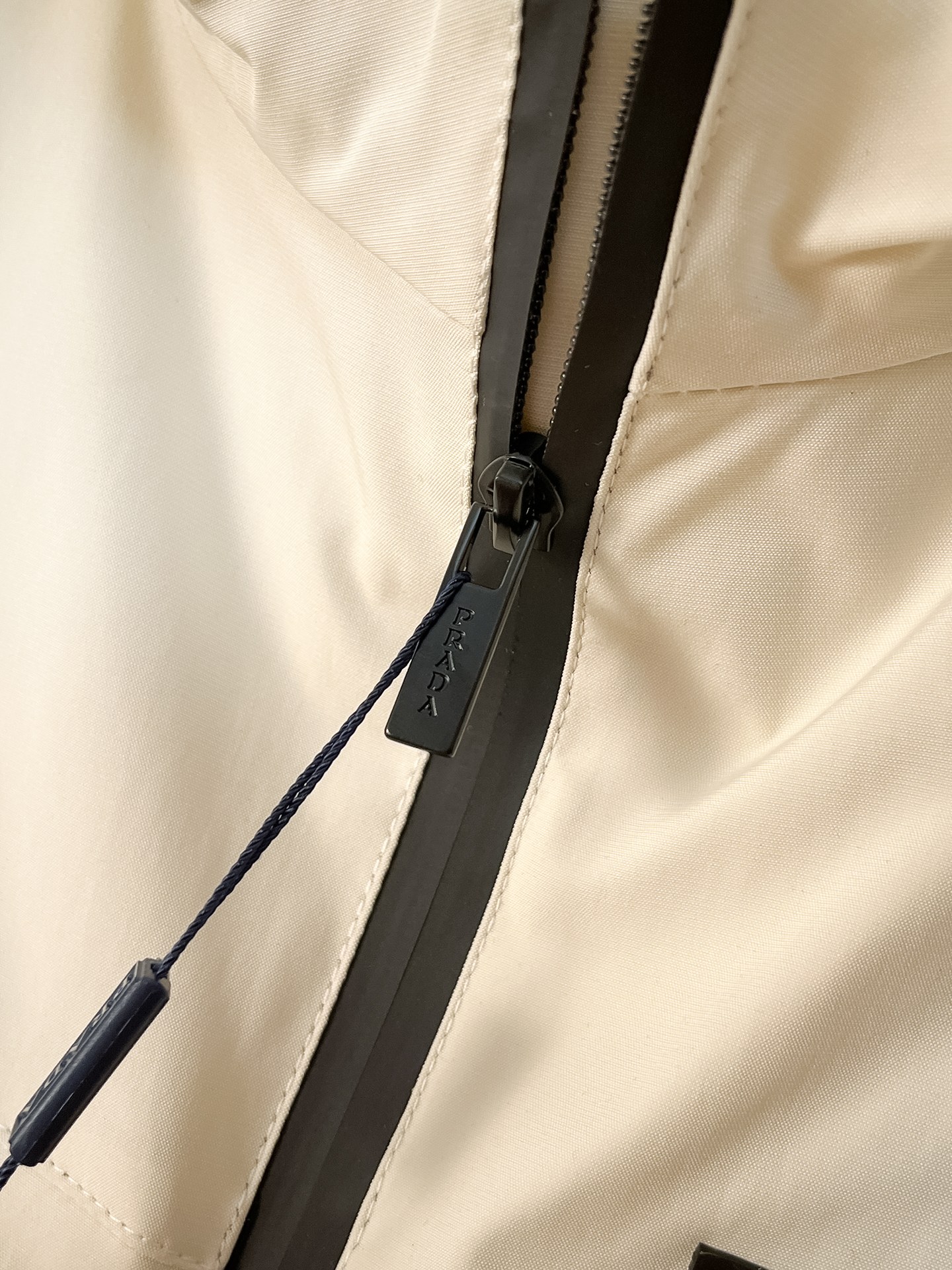 🌟🌟Prada、2025新款男士休闲定制夹克外套。穿上简约干练的休闲外套，瞬间重回时髦霸气，又是活力满满