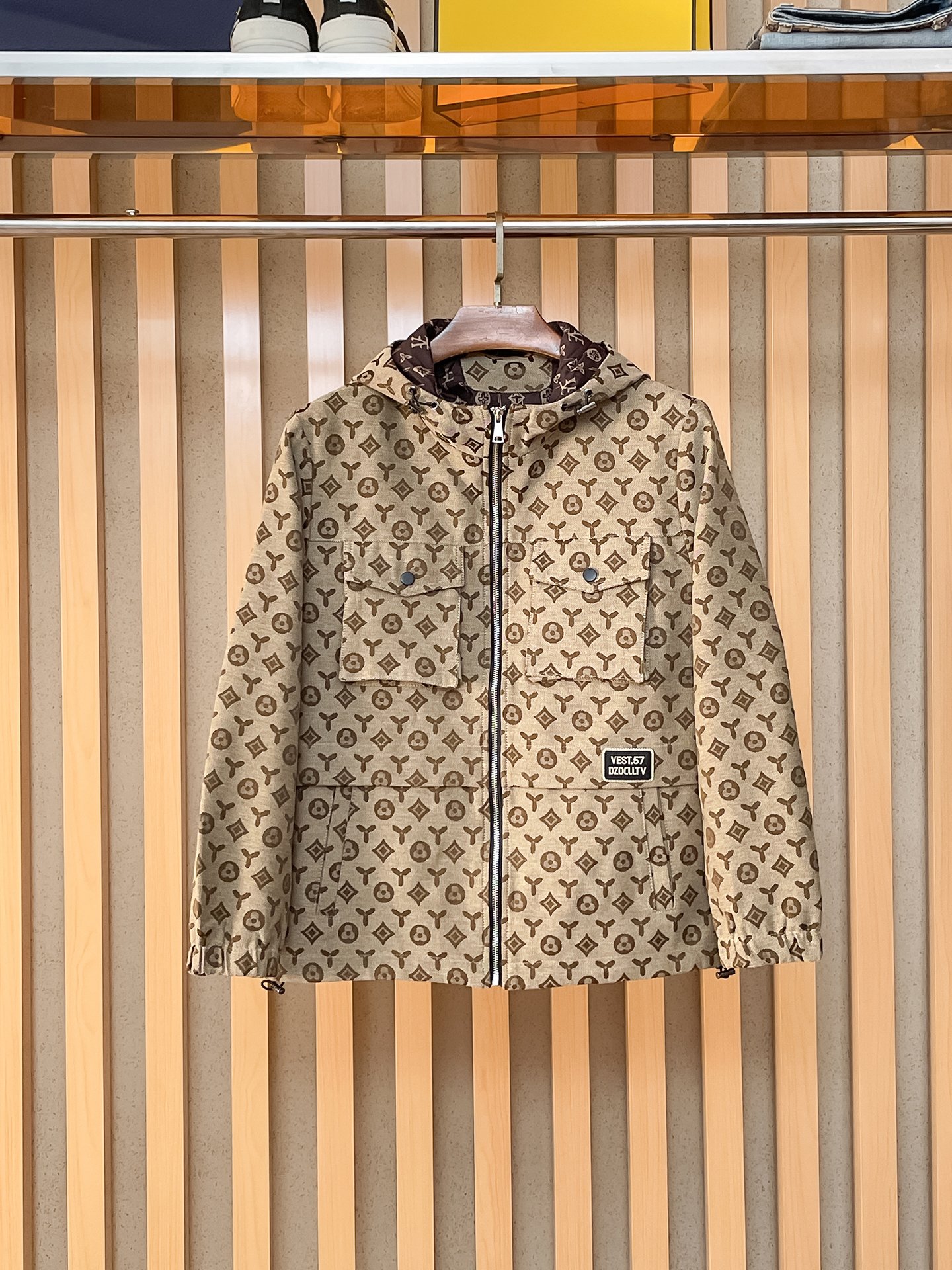 🌟🌟LV、2025新款男士休闲定制夹克外套。穿上简约干练的休闲外套，瞬间重回时髦霸气，又是活力满满的状态