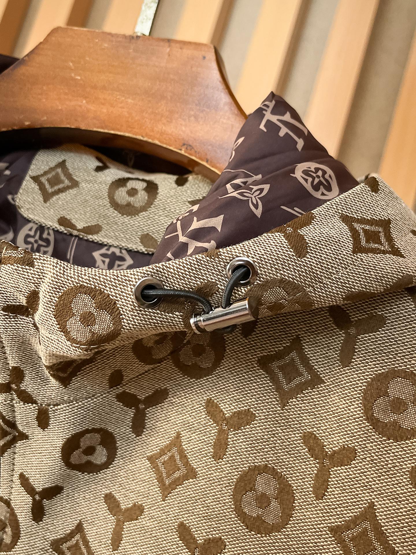 🌟🌟LV、2025新款男士休闲定制夹克外套。穿上简约干练的休闲外套，瞬间重回时髦霸气，又是活力满满的状态