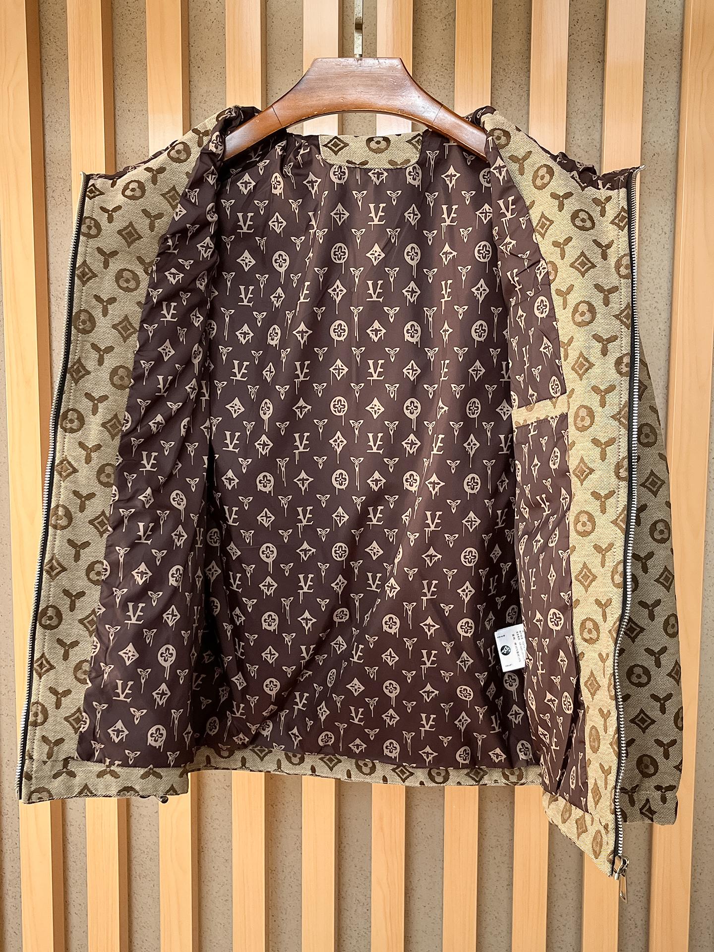 🌟🌟LV、2025新款男士休闲定制夹克外套。穿上简约干练的休闲外套，瞬间重回时髦霸气，又是活力满满的状态