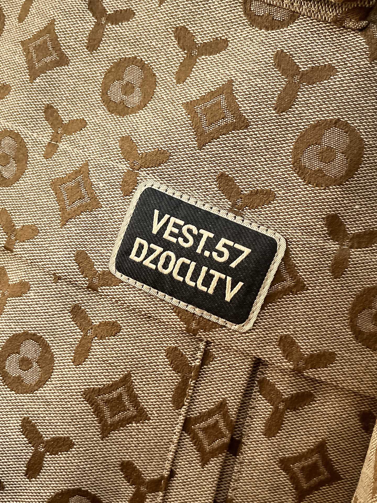 🌟🌟LV、2025新款男士休闲定制夹克外套。穿上简约干练的休闲外套，瞬间重回时髦霸气，又是活力满满的状态