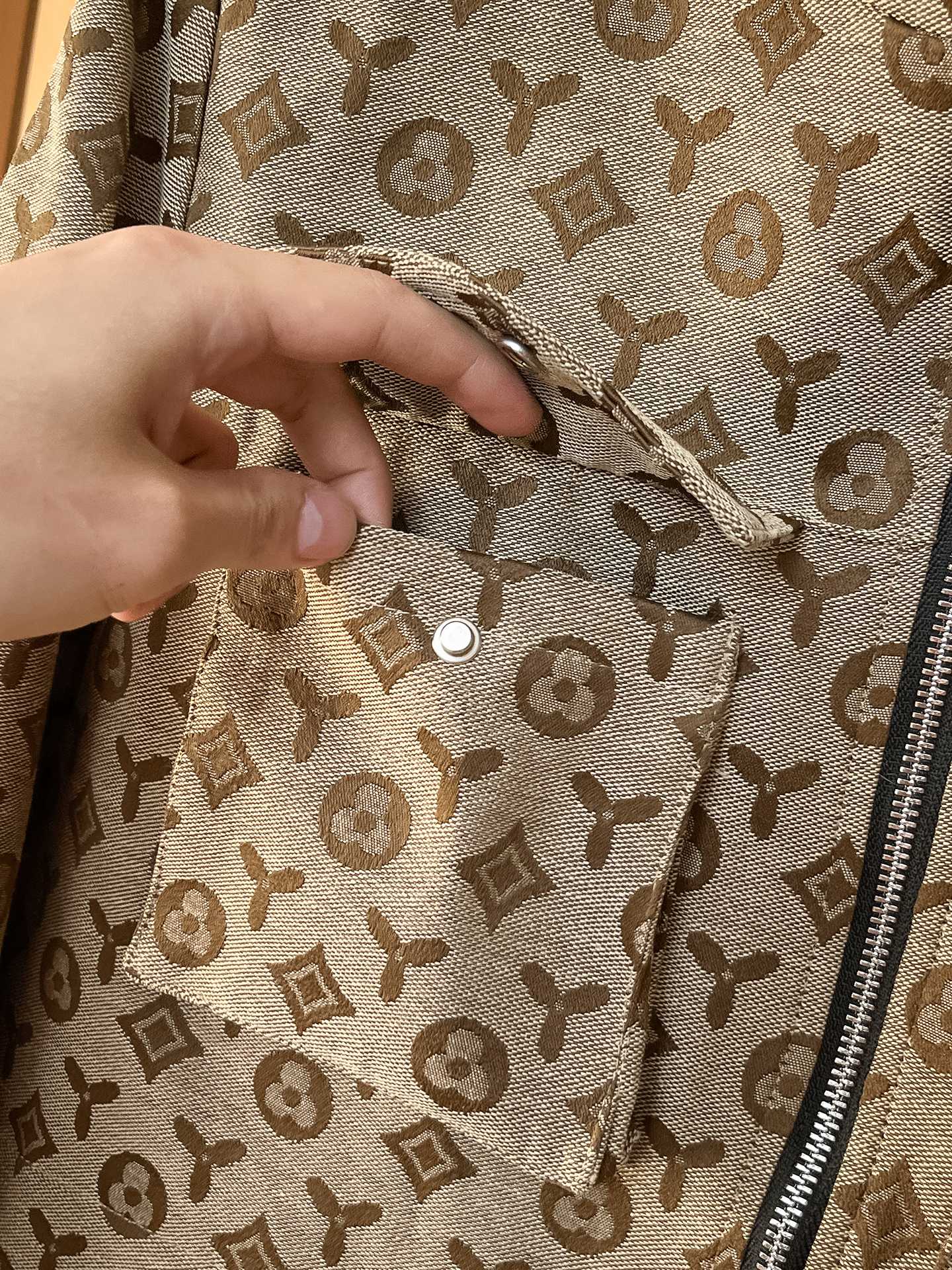 🌟🌟LV、2025新款男士休闲定制夹克外套。穿上简约干练的休闲外套，瞬间重回时髦霸气，又是活力满满的状态