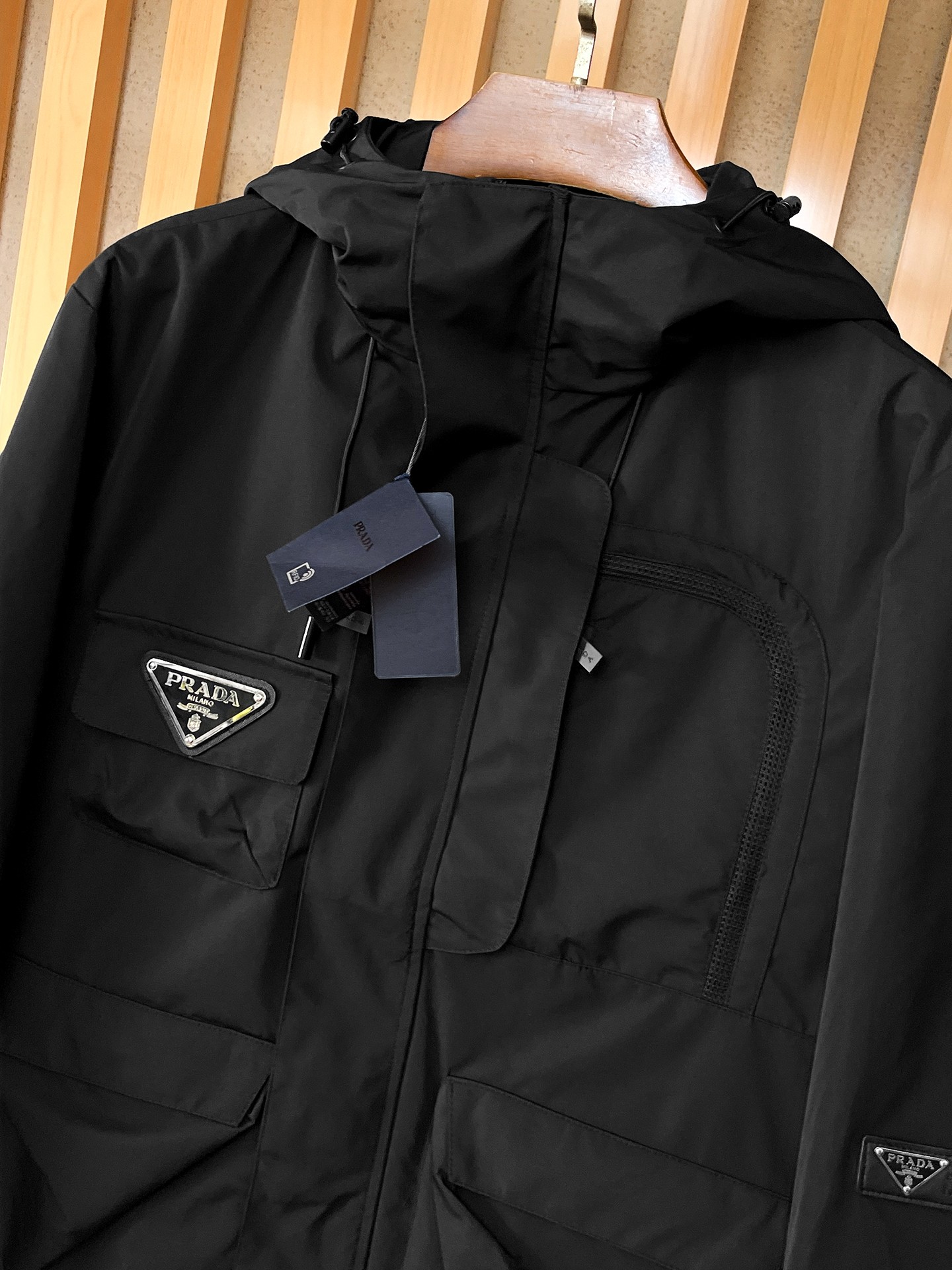 🌟🌟Prada、2025新款男士休闲定制夹克外套。穿上简约干练的休闲外套，瞬间重回时髦霸气，又是活力满满