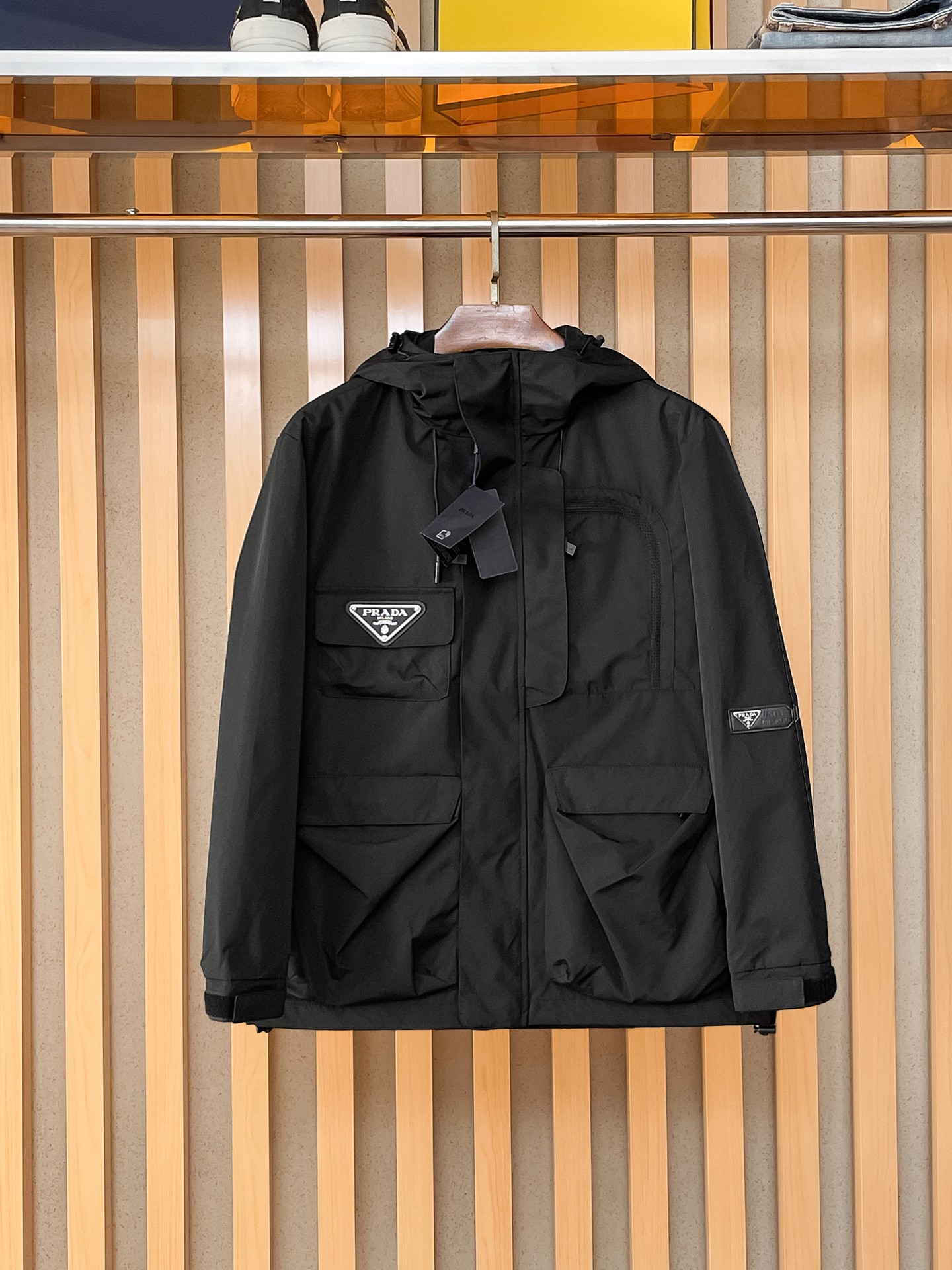 🌟🌟Prada、2025新款男士休闲定制夹克外套。穿上简约干练的休闲外套，瞬间重回时髦霸气，又是活力满满