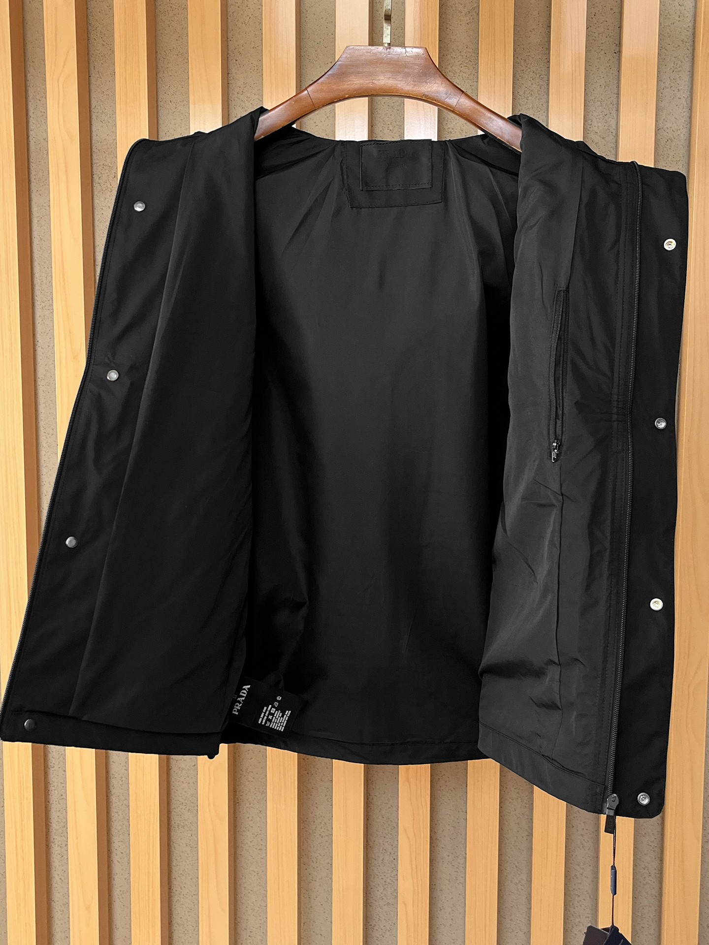 🌟🌟Prada、2025新款男士休闲定制夹克外套。穿上简约干练的休闲外套，瞬间重回时髦霸气，又是活力满满