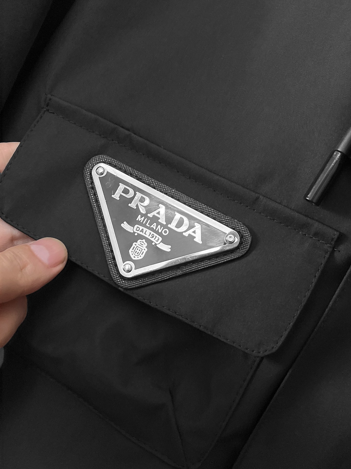 🌟🌟Prada、2025新款男士休闲定制夹克外套。穿上简约干练的休闲外套，瞬间重回时髦霸气，又是活力满满