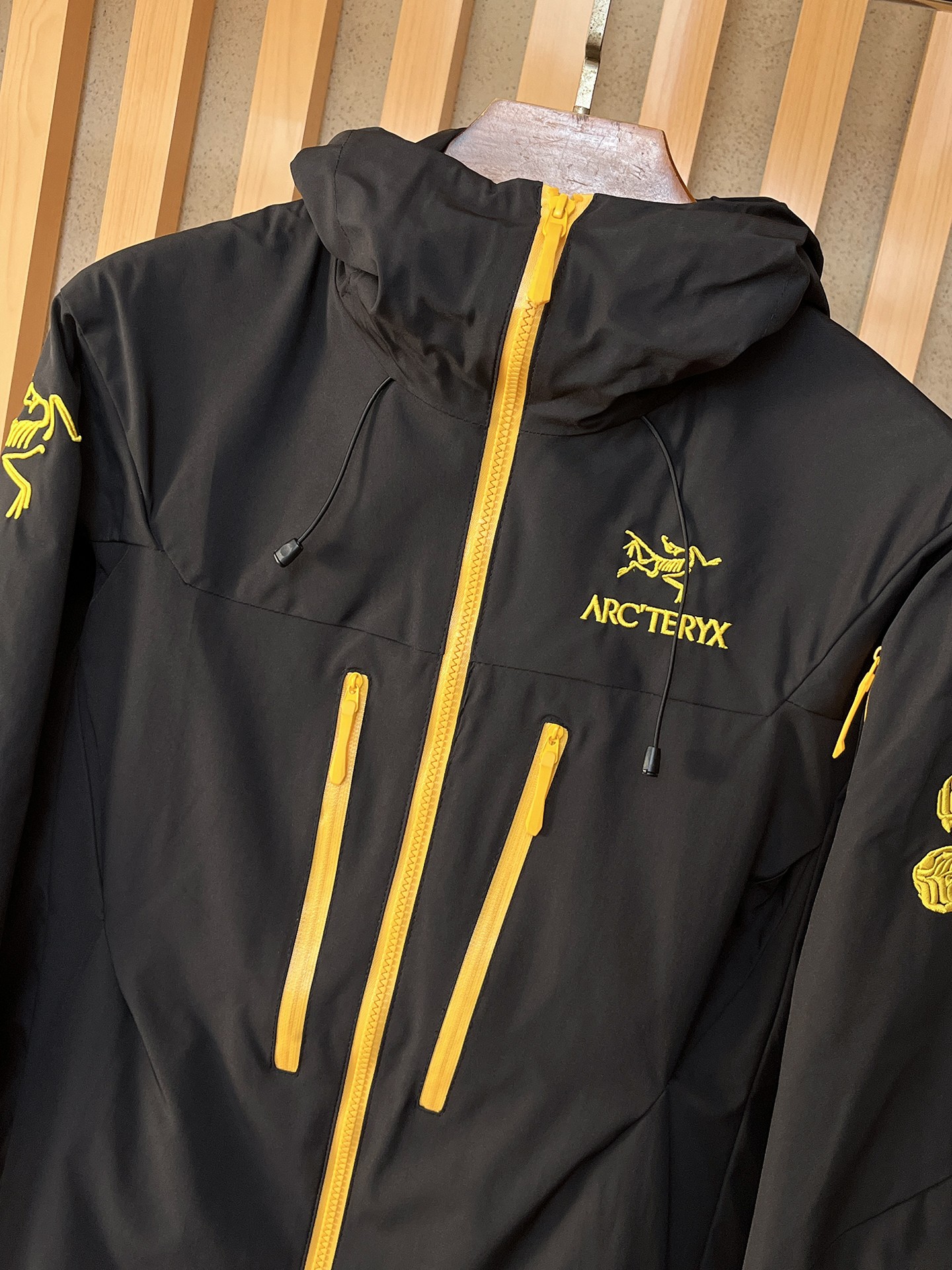 🌟🌟始祖鸟、2025新款男士休闲定制夹克外套。穿上简约干练的休闲外套，瞬间重回时髦霸气，又是活力满满的状