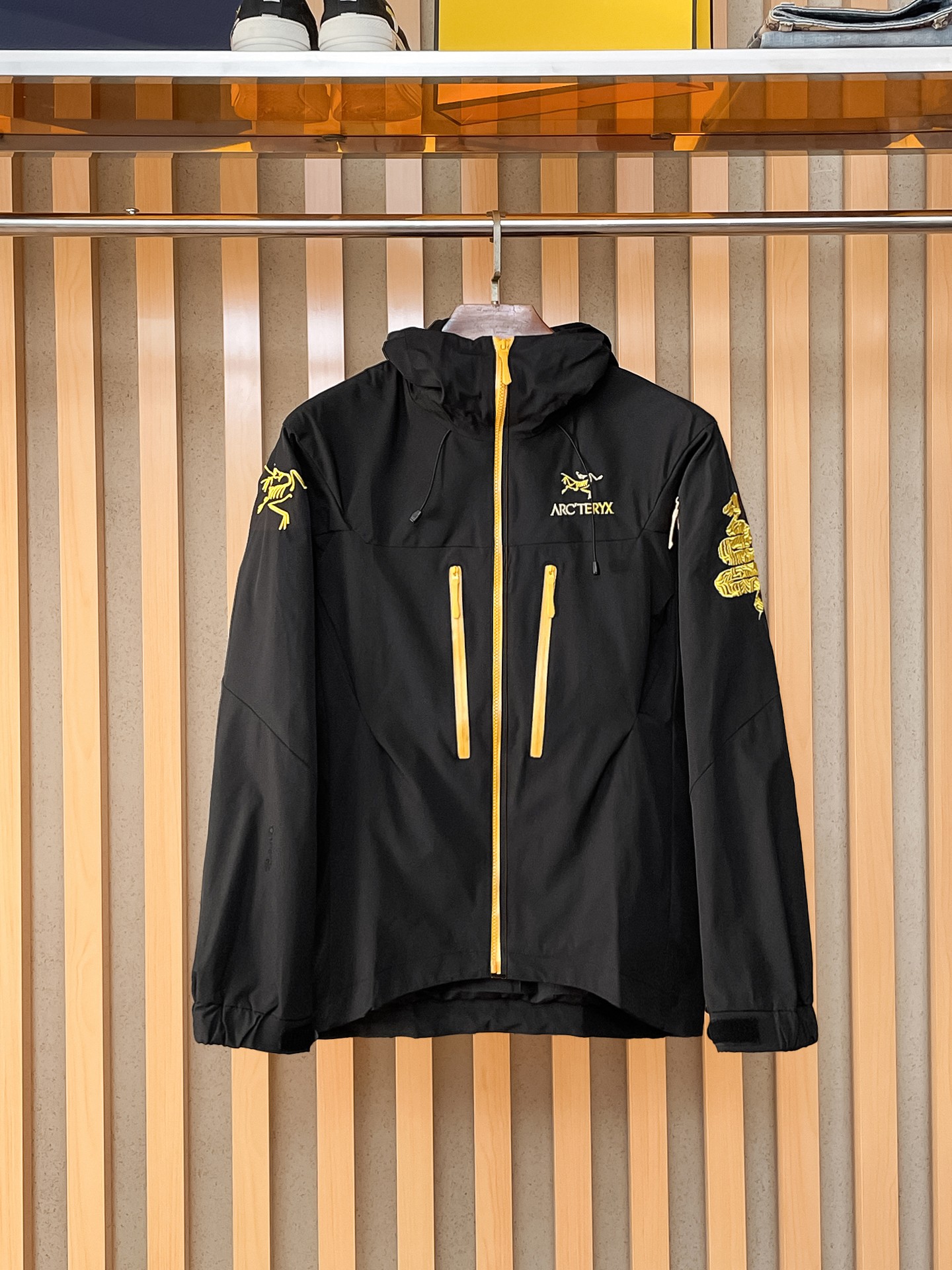 🌟🌟始祖鸟、2025新款男士休闲定制夹克外套。穿上简约干练的休闲外套，瞬间重回时髦霸气，又是活力满满的状