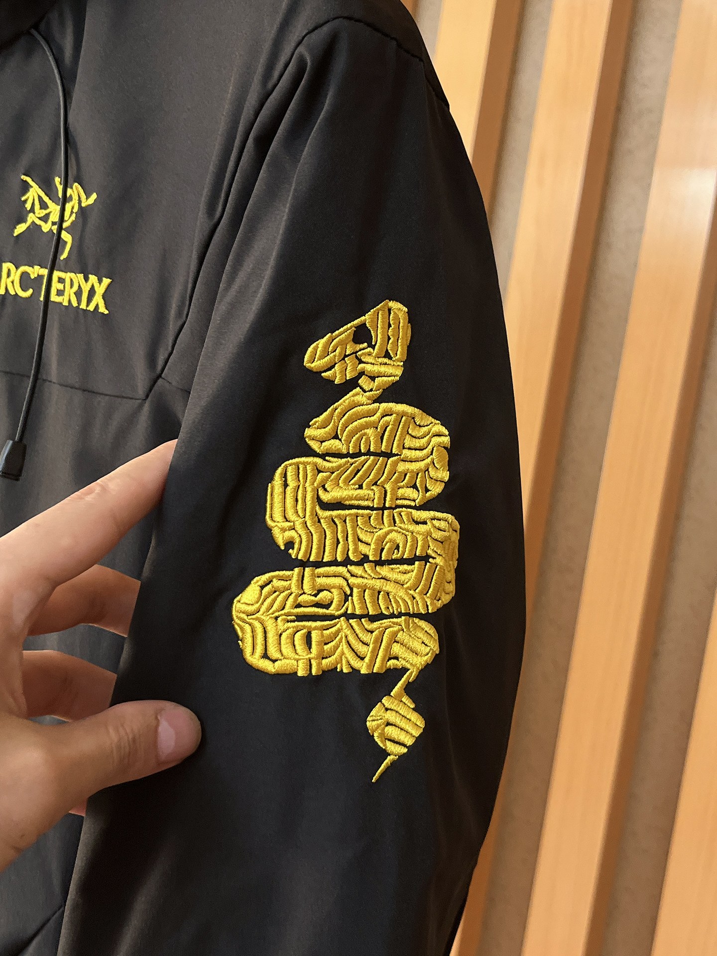 🌟🌟始祖鸟、2025新款男士休闲定制夹克外套。穿上简约干练的休闲外套，瞬间重回时髦霸气，又是活力满满的状