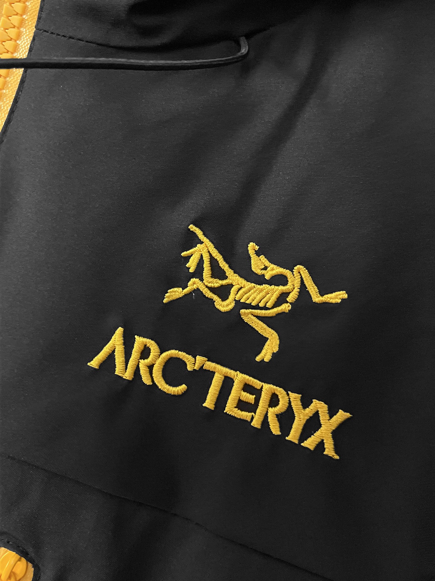 🌟🌟始祖鸟、2025新款男士休闲定制夹克外套。穿上简约干练的休闲外套，瞬间重回时髦霸气，又是活力满满的状