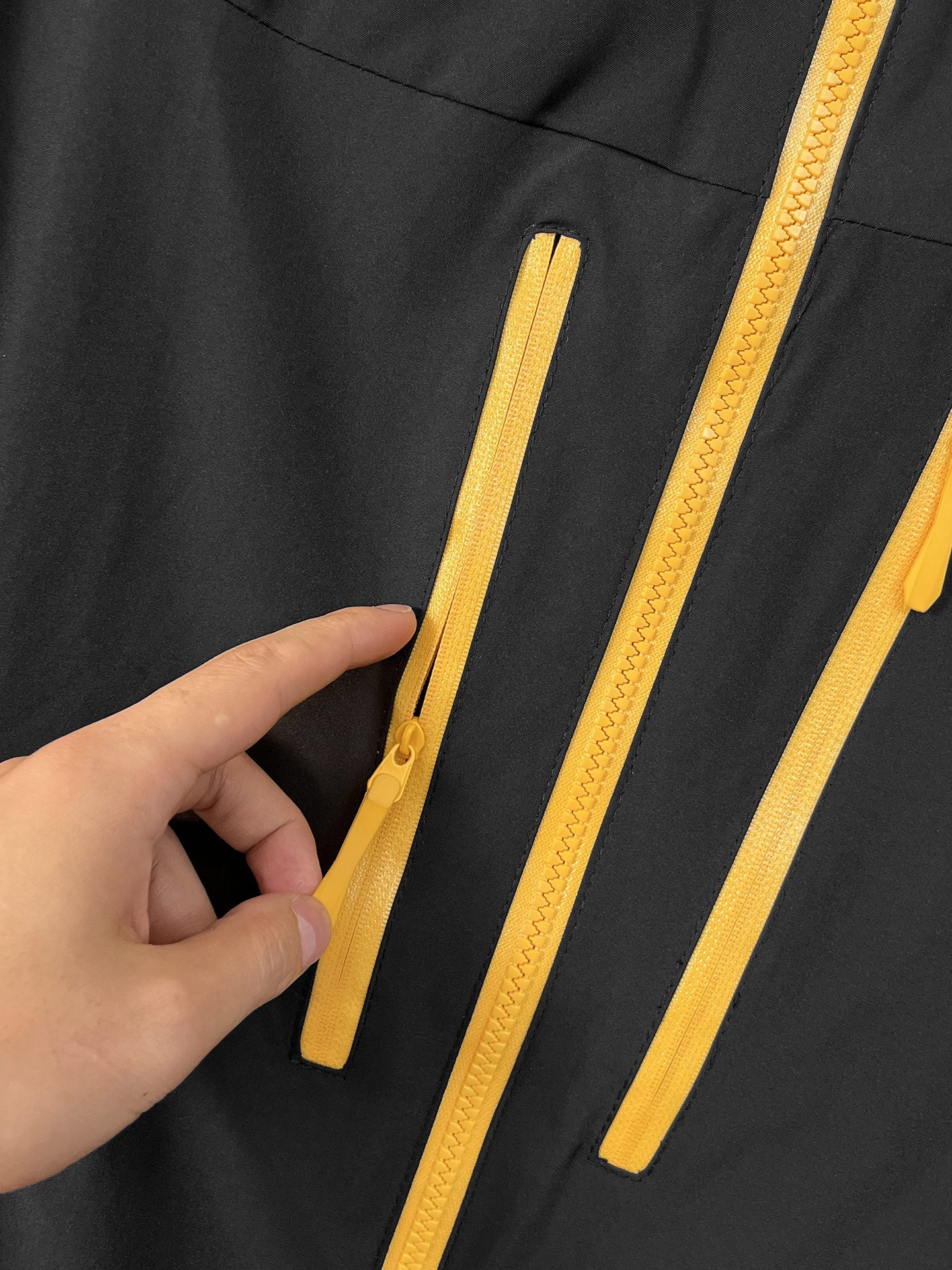 🌟🌟始祖鸟、2025新款男士休闲定制夹克外套。穿上简约干练的休闲外套，瞬间重回时髦霸气，又是活力满满的状