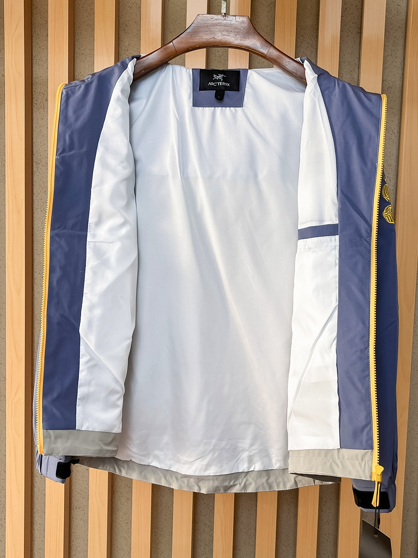 🌟🌟始祖鸟、2025新款男士休闲定制夹克外套。穿上简约干练的休闲外套，瞬间重回时髦霸气，又是活力满满的状