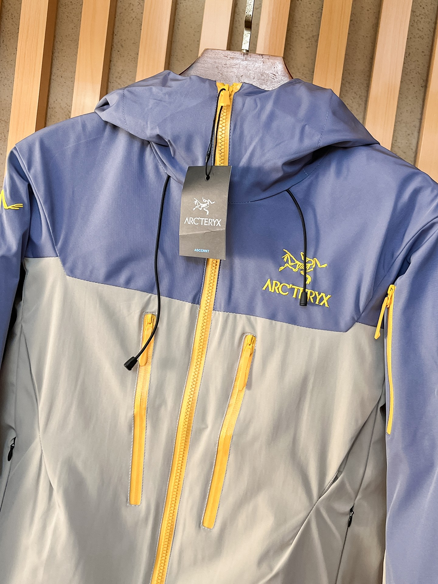 🌟🌟始祖鸟、2025新款男士休闲定制夹克外套。穿上简约干练的休闲外套，瞬间重回时髦霸气，又是活力满满的状