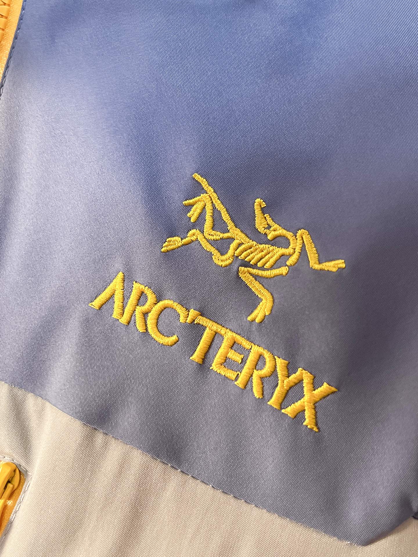 🌟🌟始祖鸟、2025新款男士休闲定制夹克外套。穿上简约干练的休闲外套，瞬间重回时髦霸气，又是活力满满的状