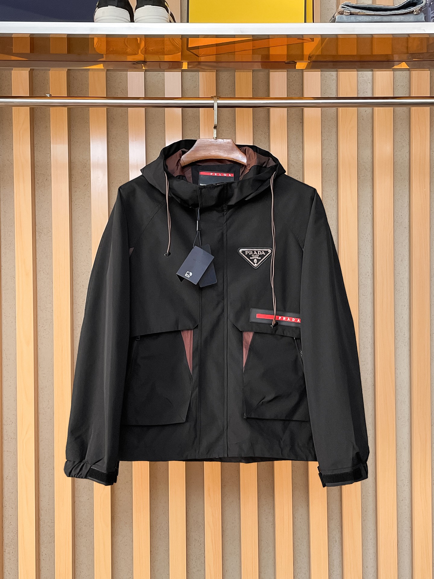 🌟🌟Prada、2025新款男士休闲定制夹克外套。穿上简约干练的休闲外套，瞬间重回时髦霸气，又是活力满满