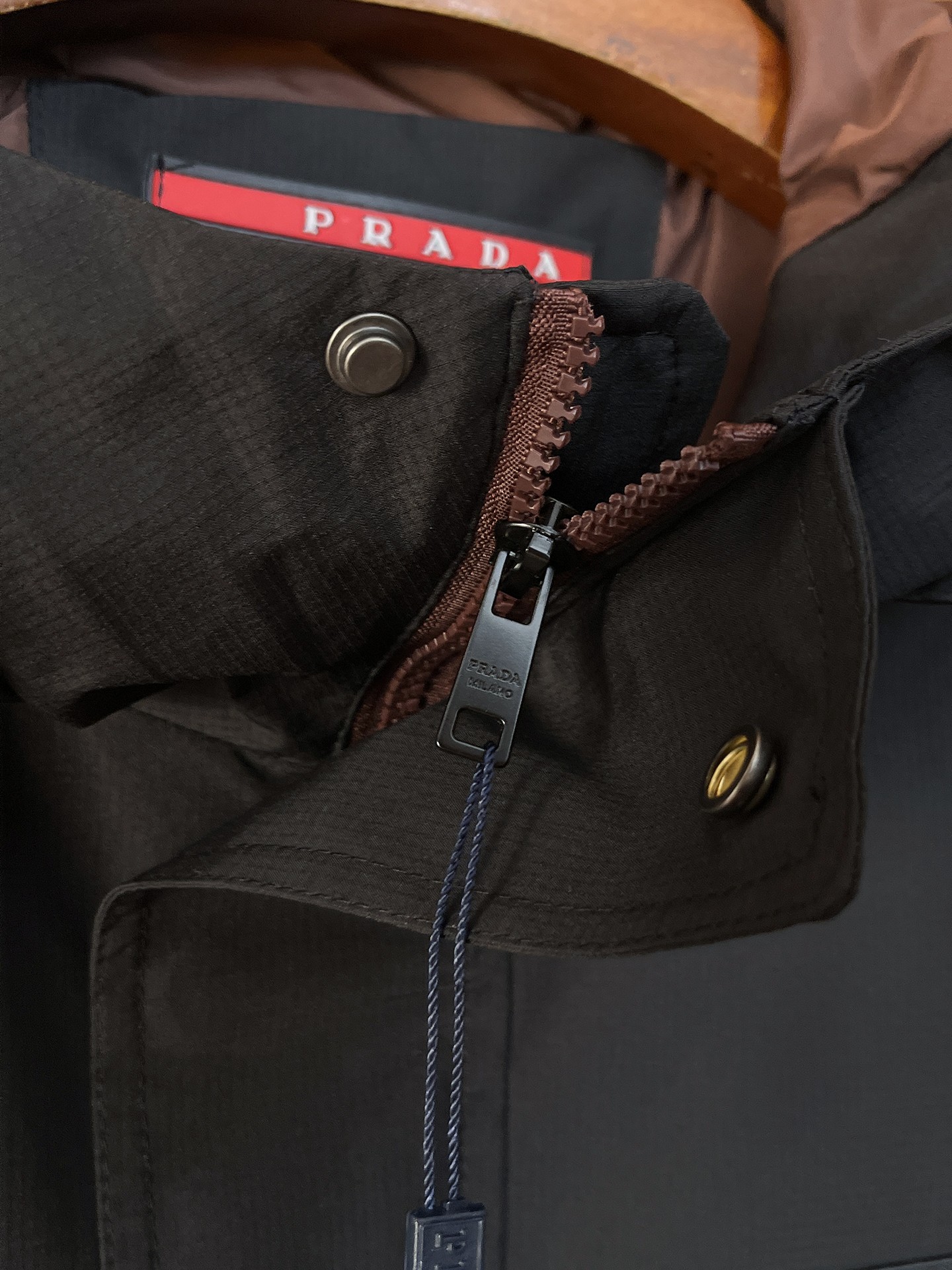 🌟🌟Prada、2025新款男士休闲定制夹克外套。穿上简约干练的休闲外套，瞬间重回时髦霸气，又是活力满满