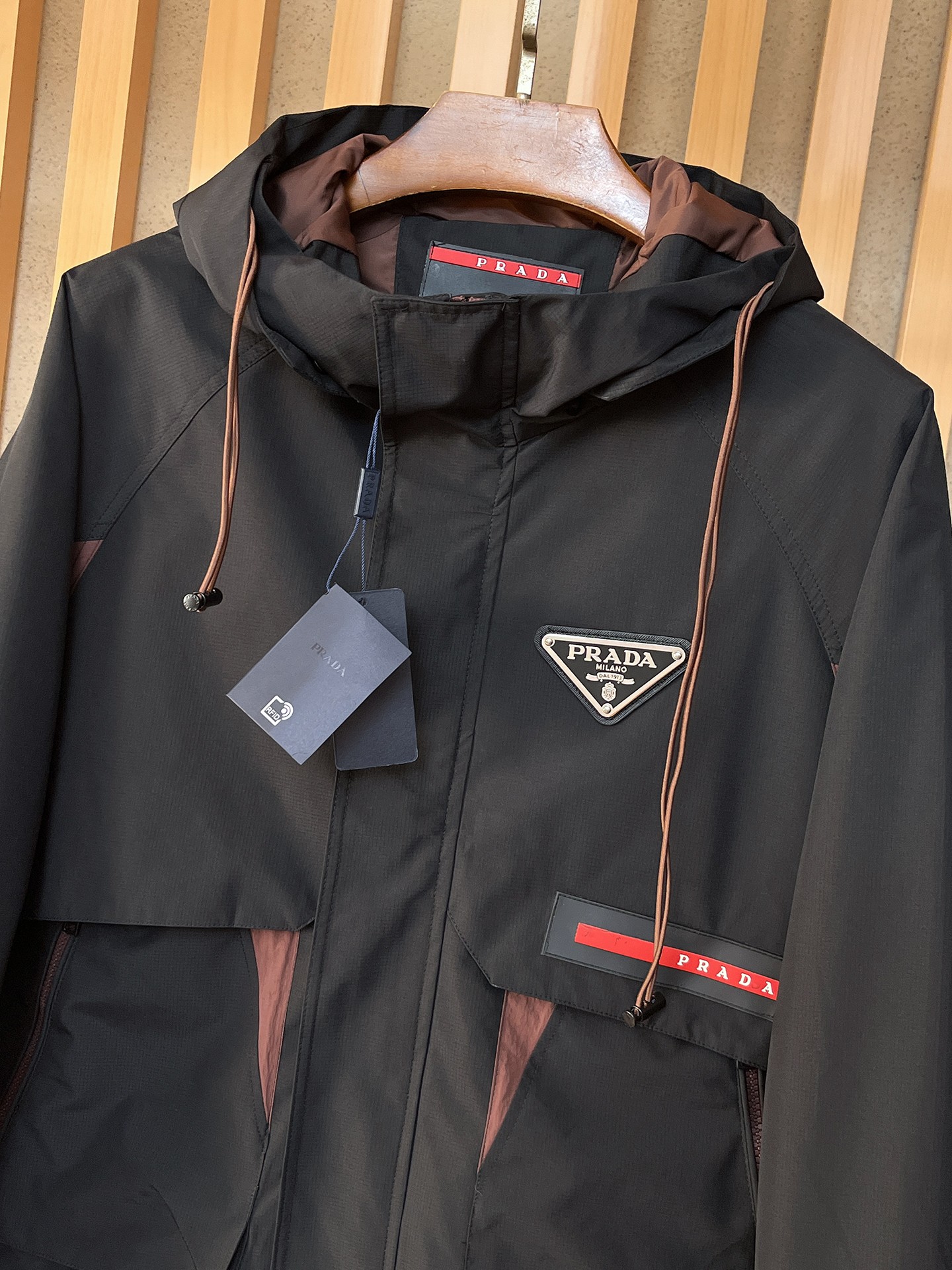 🌟🌟Prada、2025新款男士休闲定制夹克外套。穿上简约干练的休闲外套，瞬间重回时髦霸气，又是活力满满