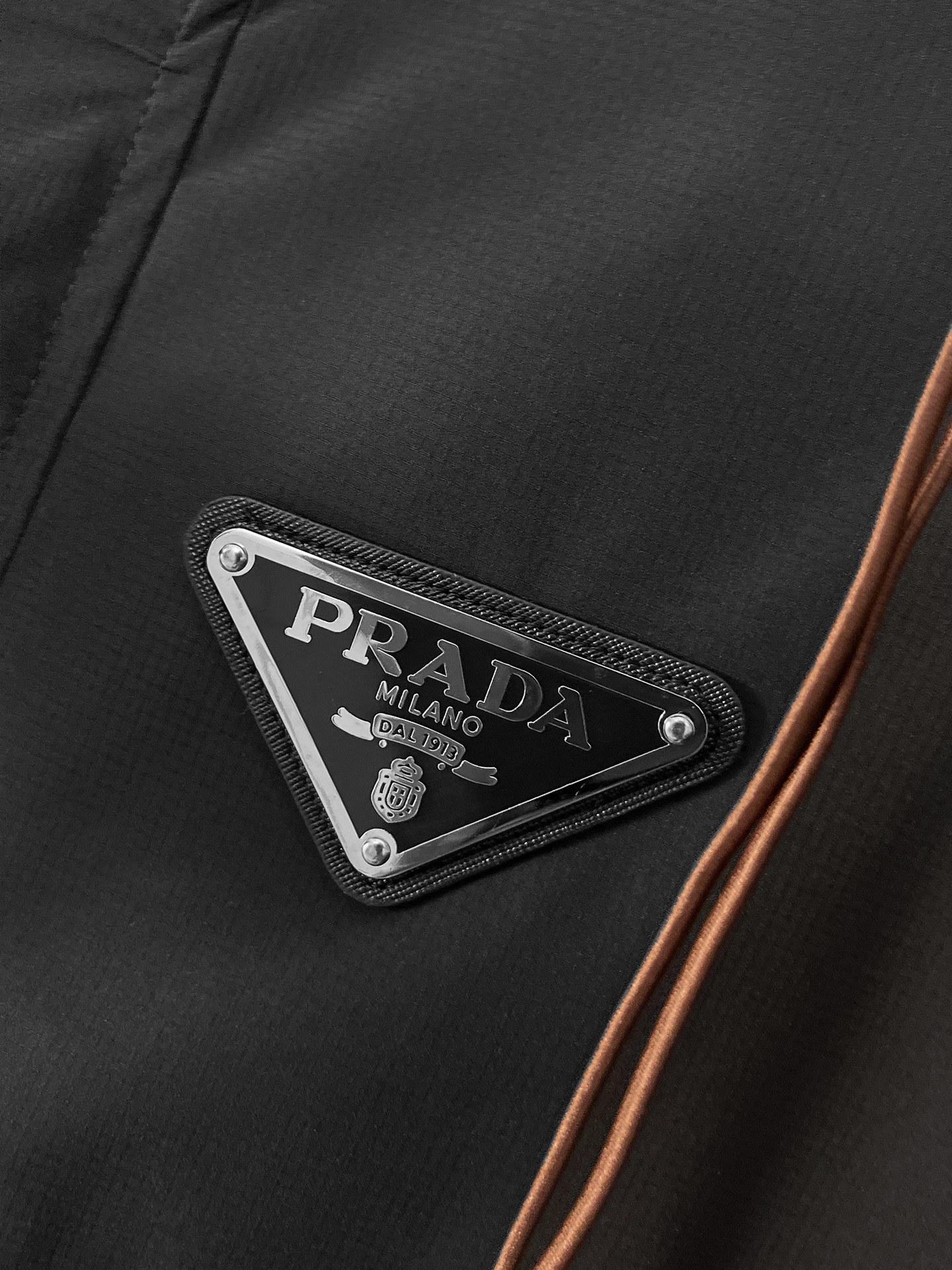 🌟🌟Prada、2025新款男士休闲定制夹克外套。穿上简约干练的休闲外套，瞬间重回时髦霸气，又是活力满满