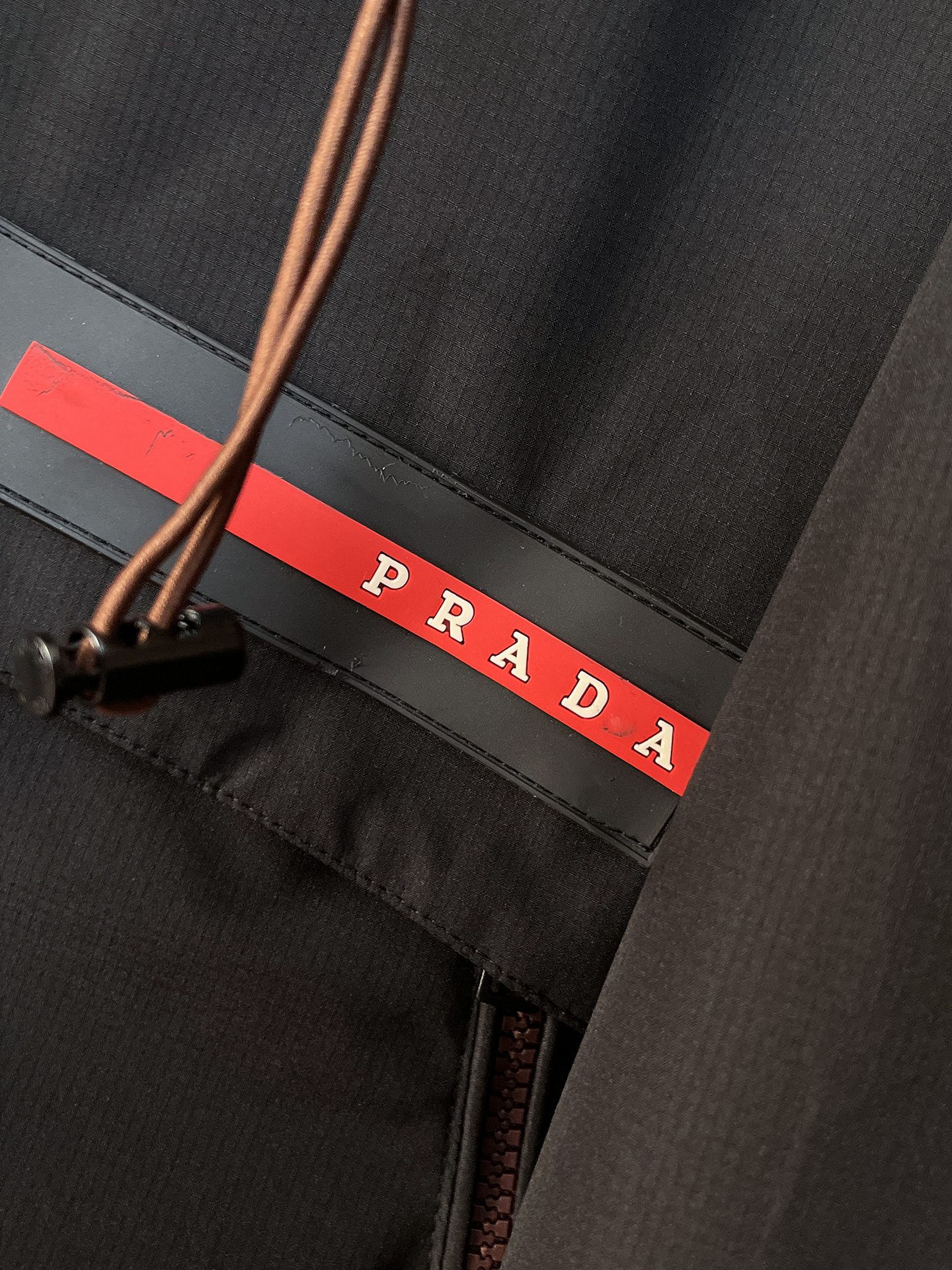 🌟🌟Prada、2025新款男士休闲定制夹克外套。穿上简约干练的休闲外套，瞬间重回时髦霸气，又是活力满满