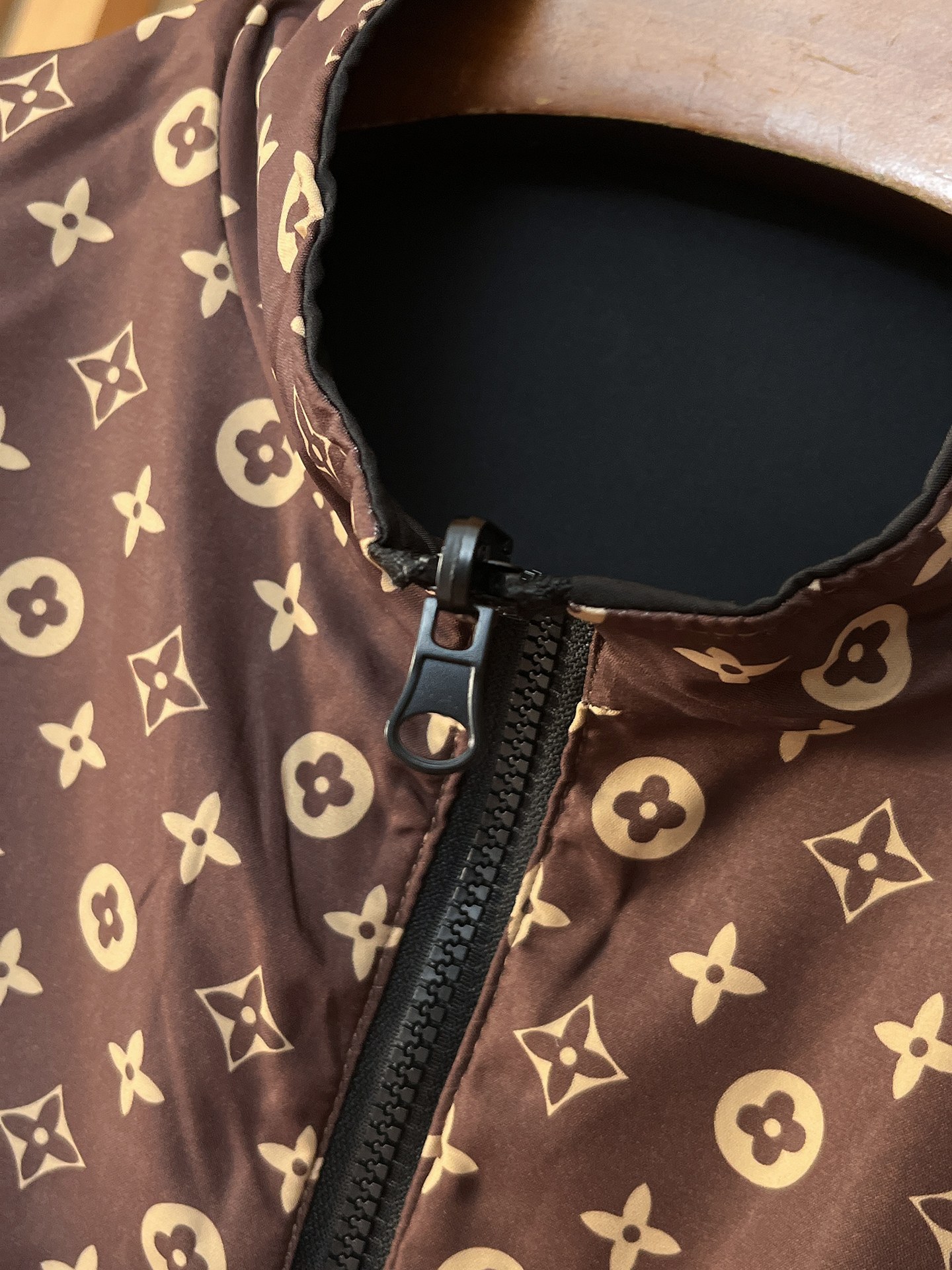 🌟🌟LV、2025新款男士休闲定制夹克外套。穿上简约干练的休闲外套，瞬间重回时髦霸气，又是活力满满的状态