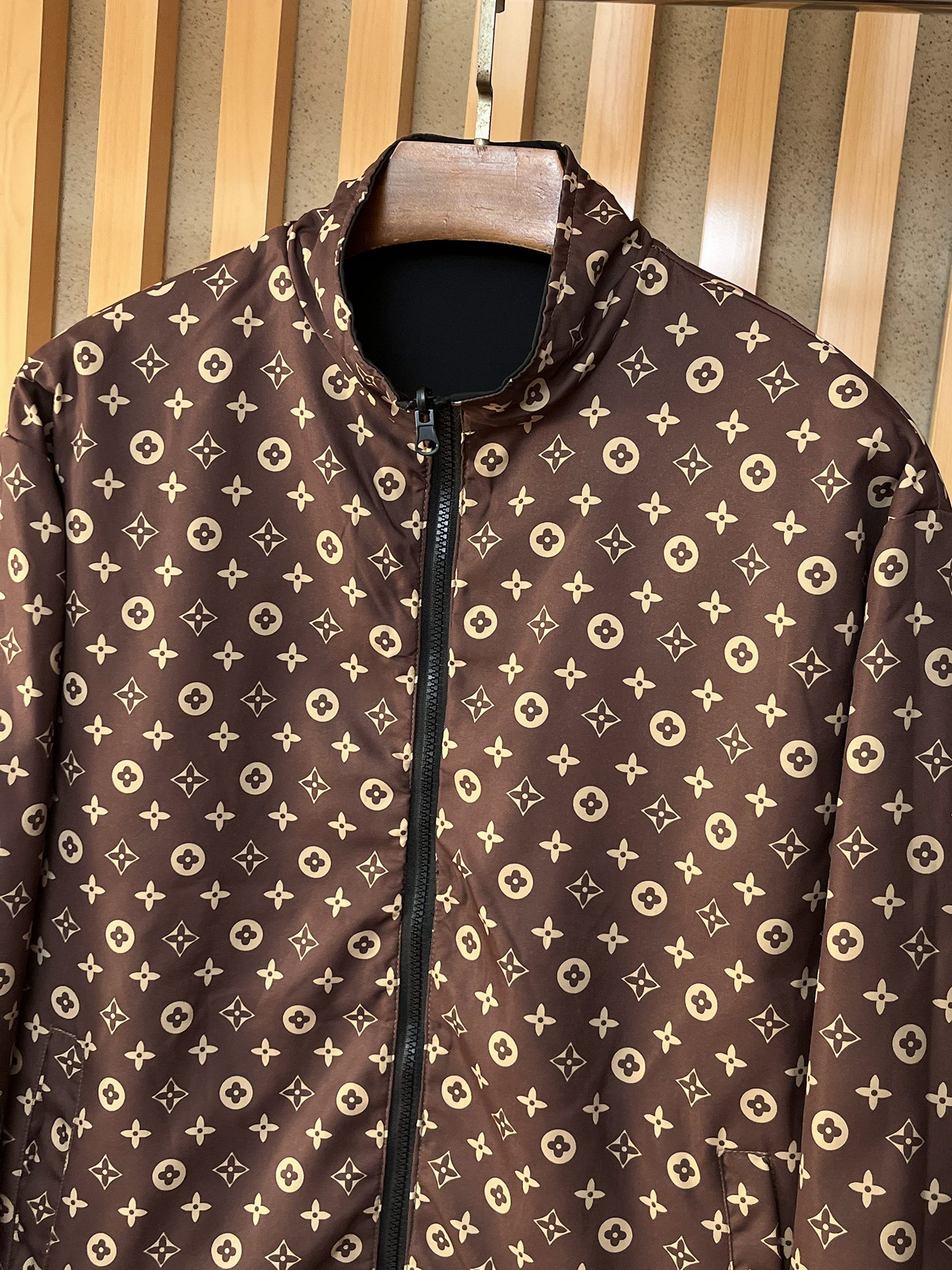 🌟🌟LV、2025新款男士休闲定制夹克外套。穿上简约干练的休闲外套，瞬间重回时髦霸气，又是活力满满的状态