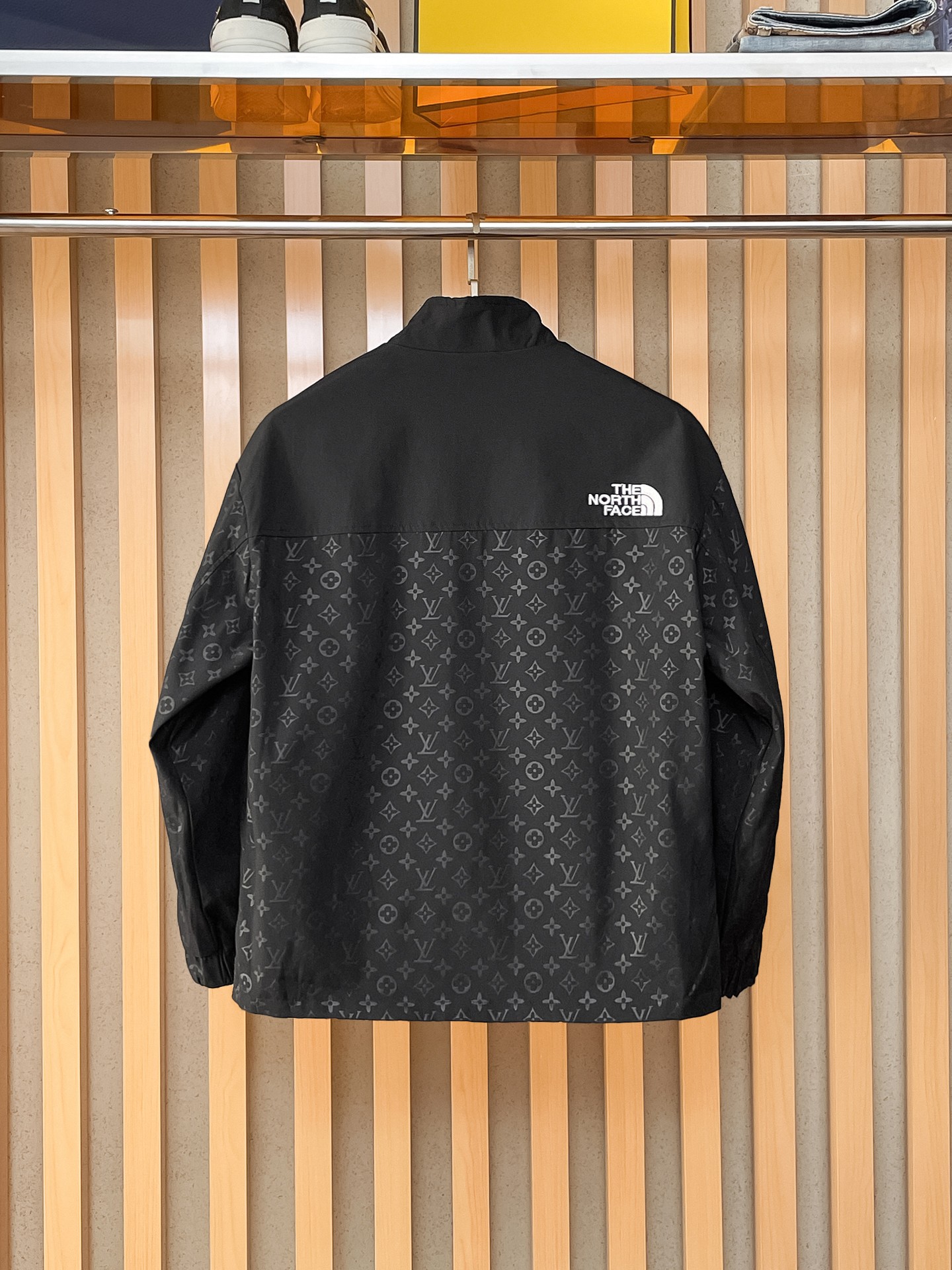 🌟🌟LV、2025新款男士休闲定制夹克外套。穿上简约干练的休闲外套，瞬间重回时髦霸气，又是活力满满的状态