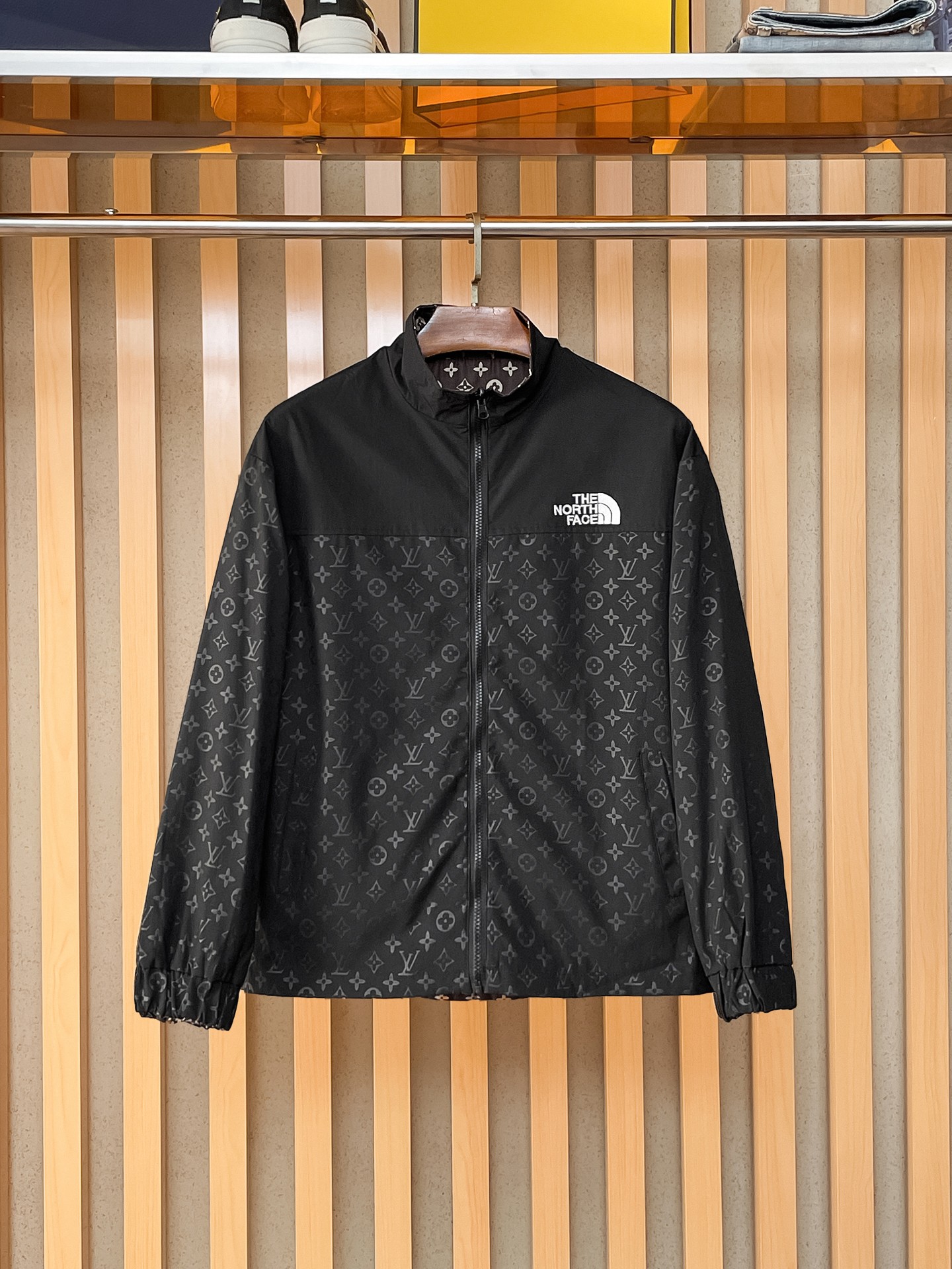 🌟🌟LV、2025新款男士休闲定制夹克外套。穿上简约干练的休闲外套，瞬间重回时髦霸气，又是活力满满的状态