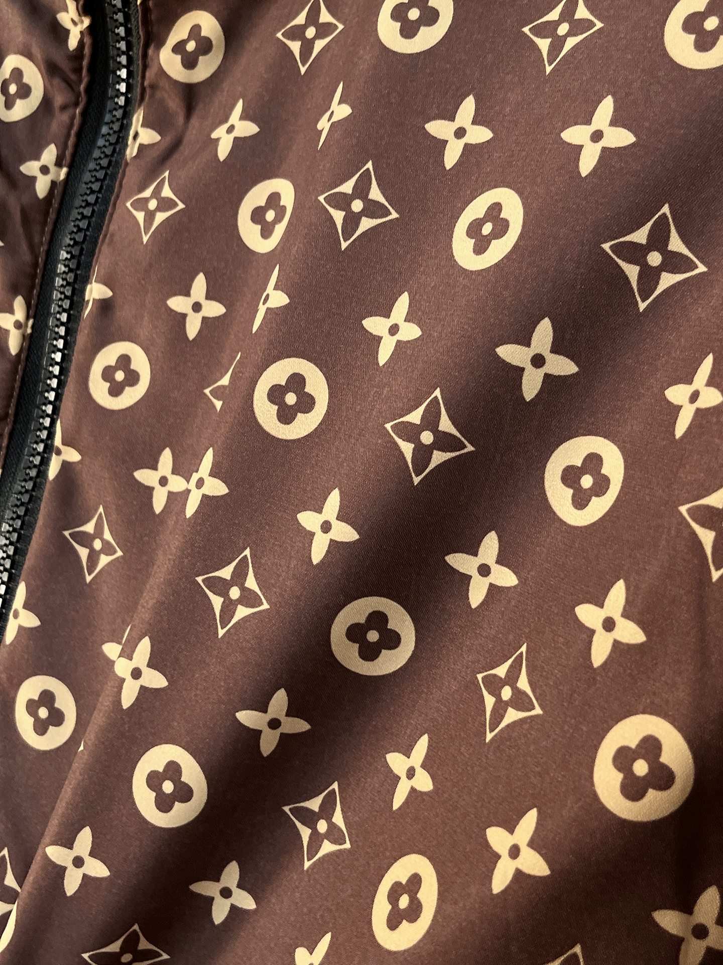 🌟🌟LV、2025新款男士休闲定制夹克外套。穿上简约干练的休闲外套，瞬间重回时髦霸气，又是活力满满的状态