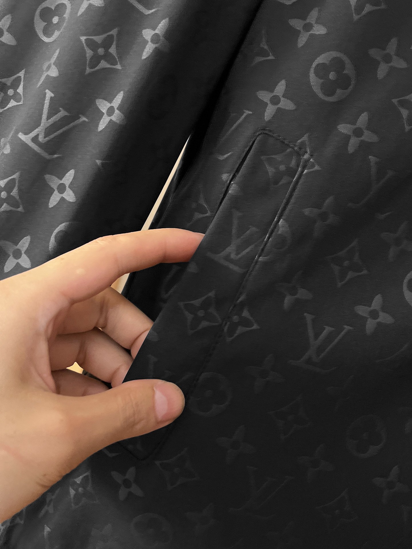 🌟🌟LV、2025新款男士休闲定制夹克外套。穿上简约干练的休闲外套，瞬间重回时髦霸气，又是活力满满的状态