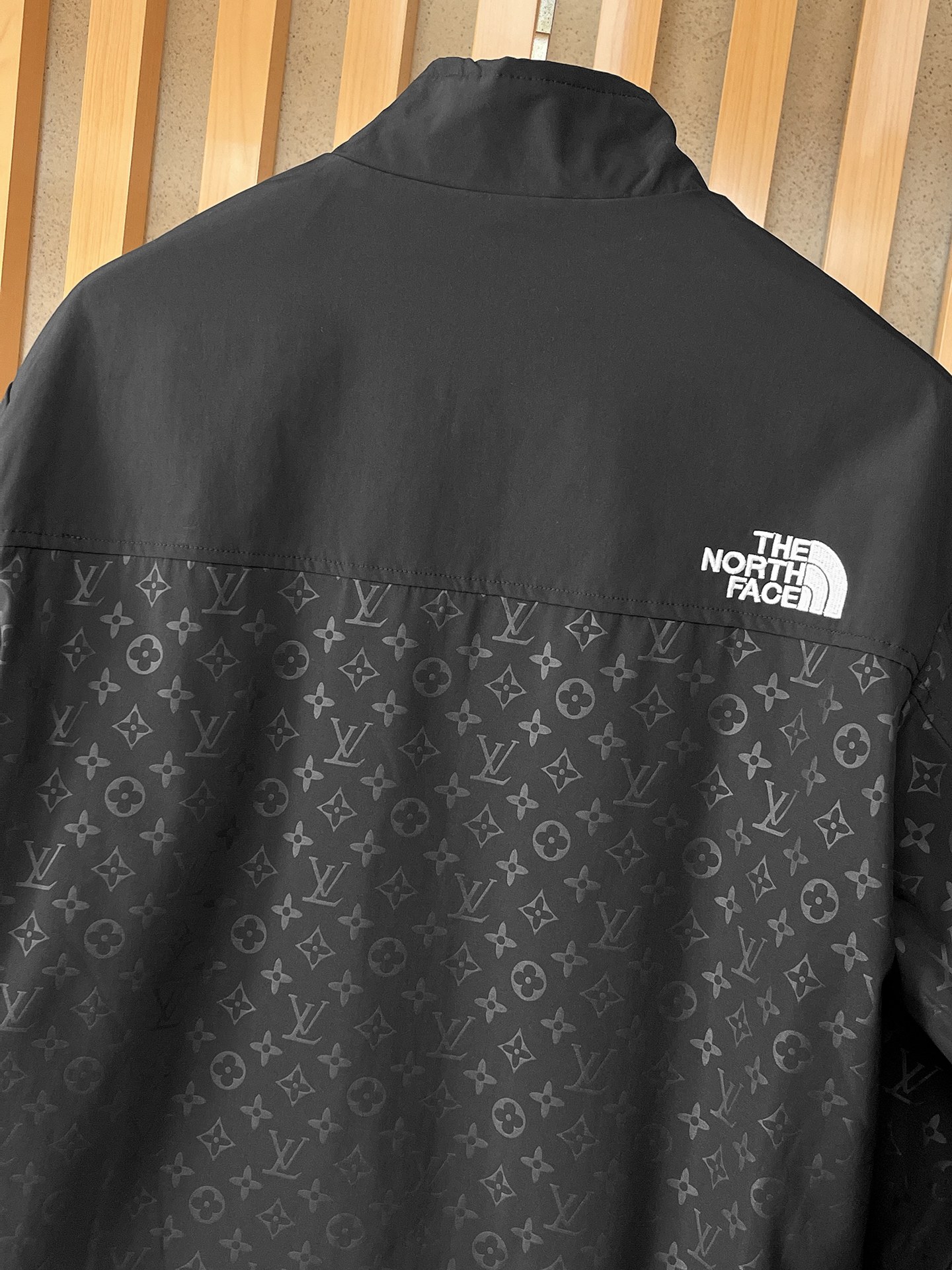 🌟🌟LV、2025新款男士休闲定制夹克外套。穿上简约干练的休闲外套，瞬间重回时髦霸气，又是活力满满的状态