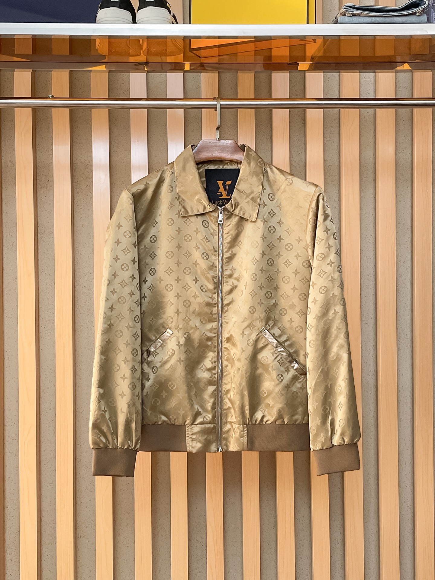 🌟🌟LV、2025新款男士休闲定制夹克外套。穿上简约干练的休闲外套，瞬间重回时髦霸气，又是活力满满的状态