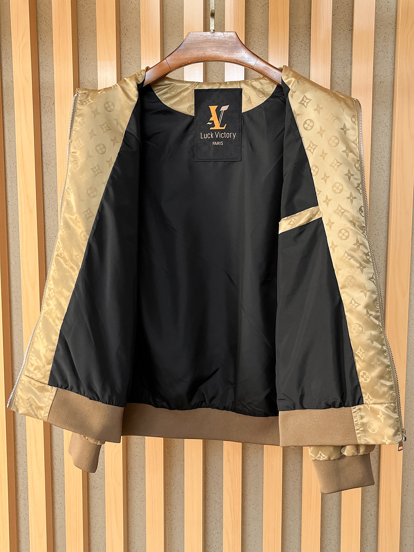 🌟🌟LV、2025新款男士休闲定制夹克外套。穿上简约干练的休闲外套，瞬间重回时髦霸气，又是活力满满的状态