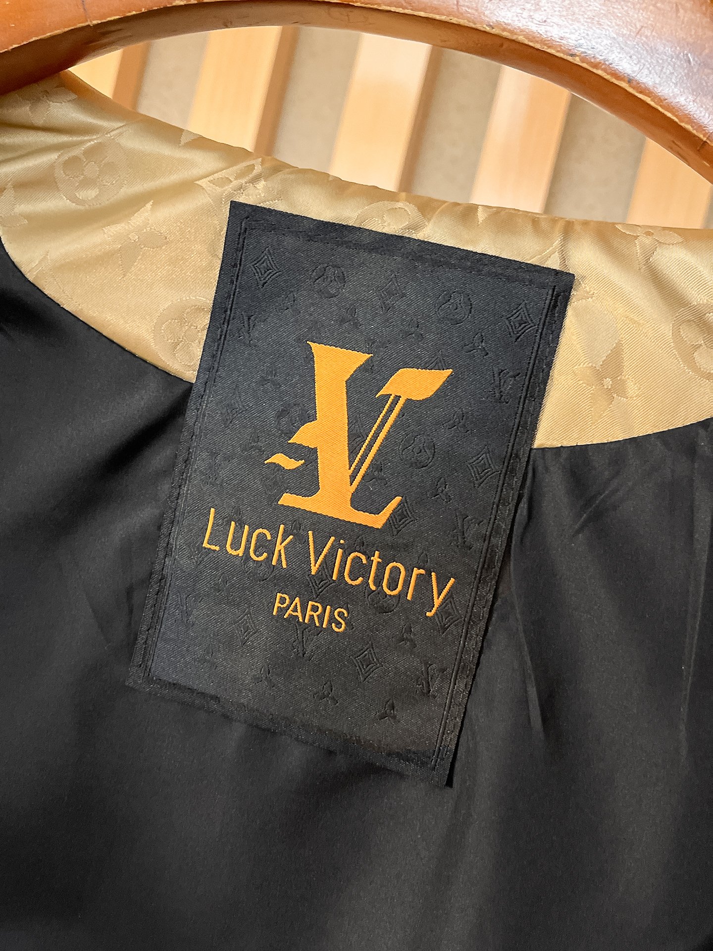 🌟🌟LV、2025新款男士休闲定制夹克外套。穿上简约干练的休闲外套，瞬间重回时髦霸气，又是活力满满的状态