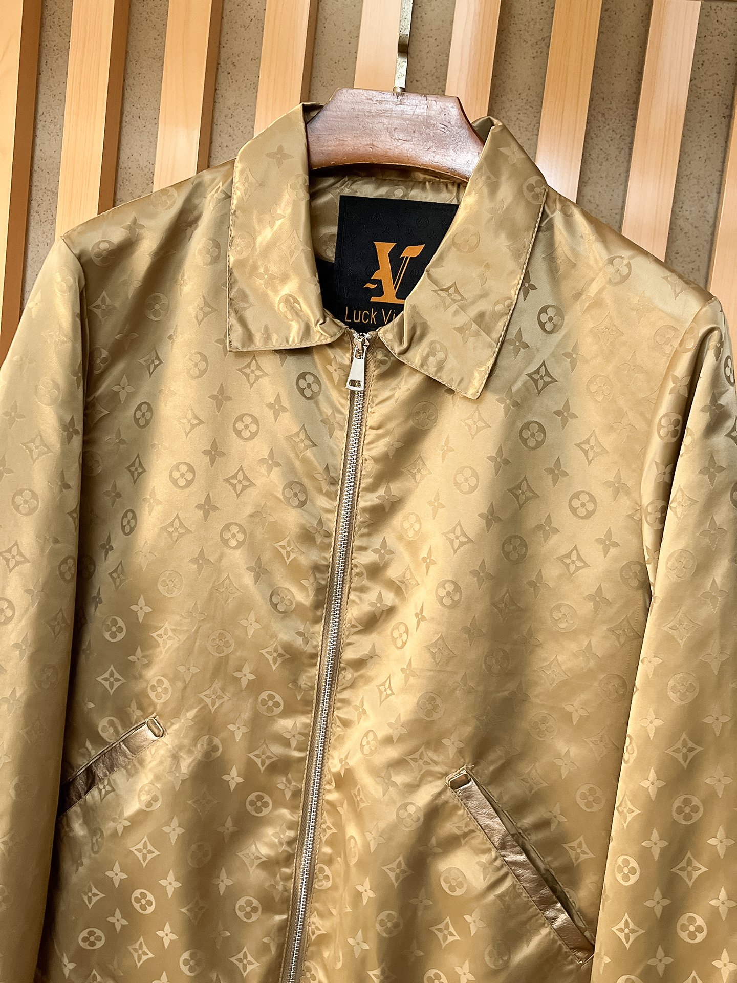 🌟🌟LV、2025新款男士休闲定制夹克外套。穿上简约干练的休闲外套，瞬间重回时髦霸气，又是活力满满的状态