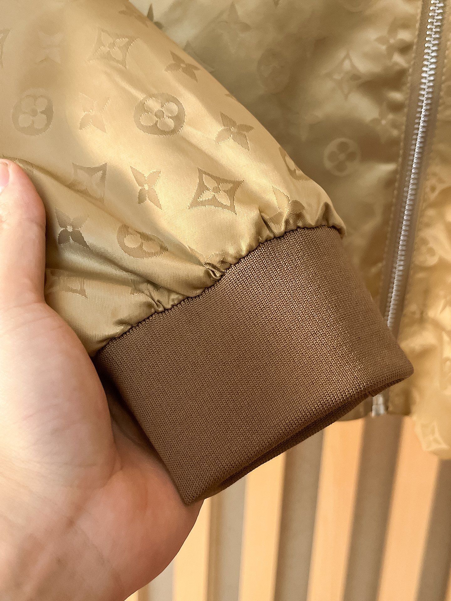 🌟🌟LV、2025新款男士休闲定制夹克外套。穿上简约干练的休闲外套，瞬间重回时髦霸气，又是活力满满的状态