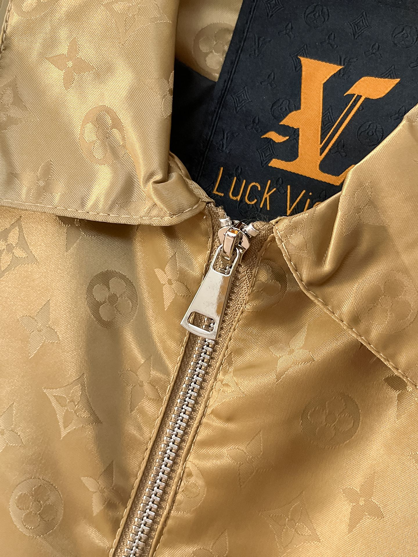 🌟🌟LV、2025新款男士休闲定制夹克外套。穿上简约干练的休闲外套，瞬间重回时髦霸气，又是活力满满的状态