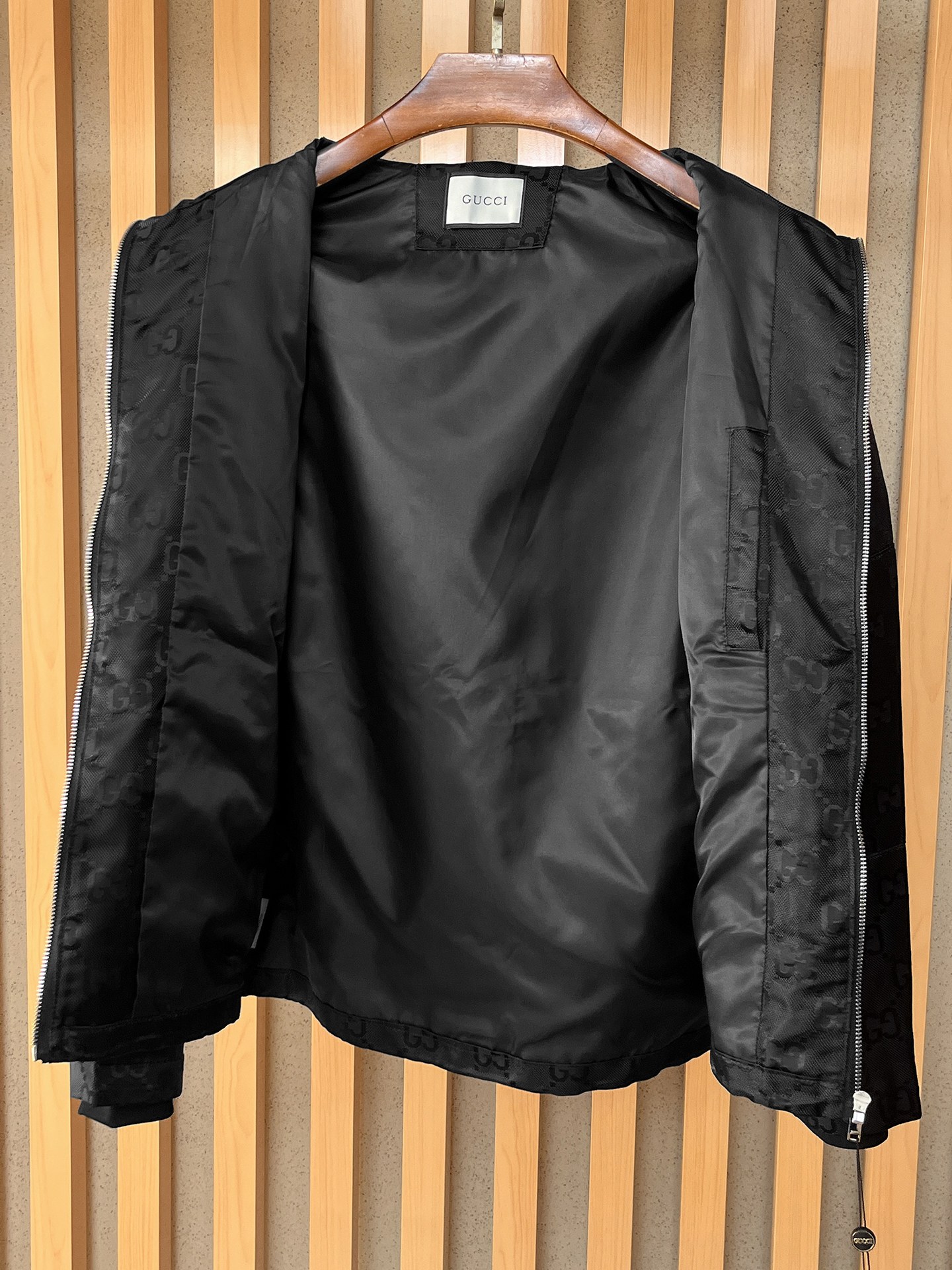 🌟🌟古奇、2025新款男士休闲定制夹克外套。穿上简约干练的休闲外套，瞬间重回时髦霸气，又是活力满满的状态