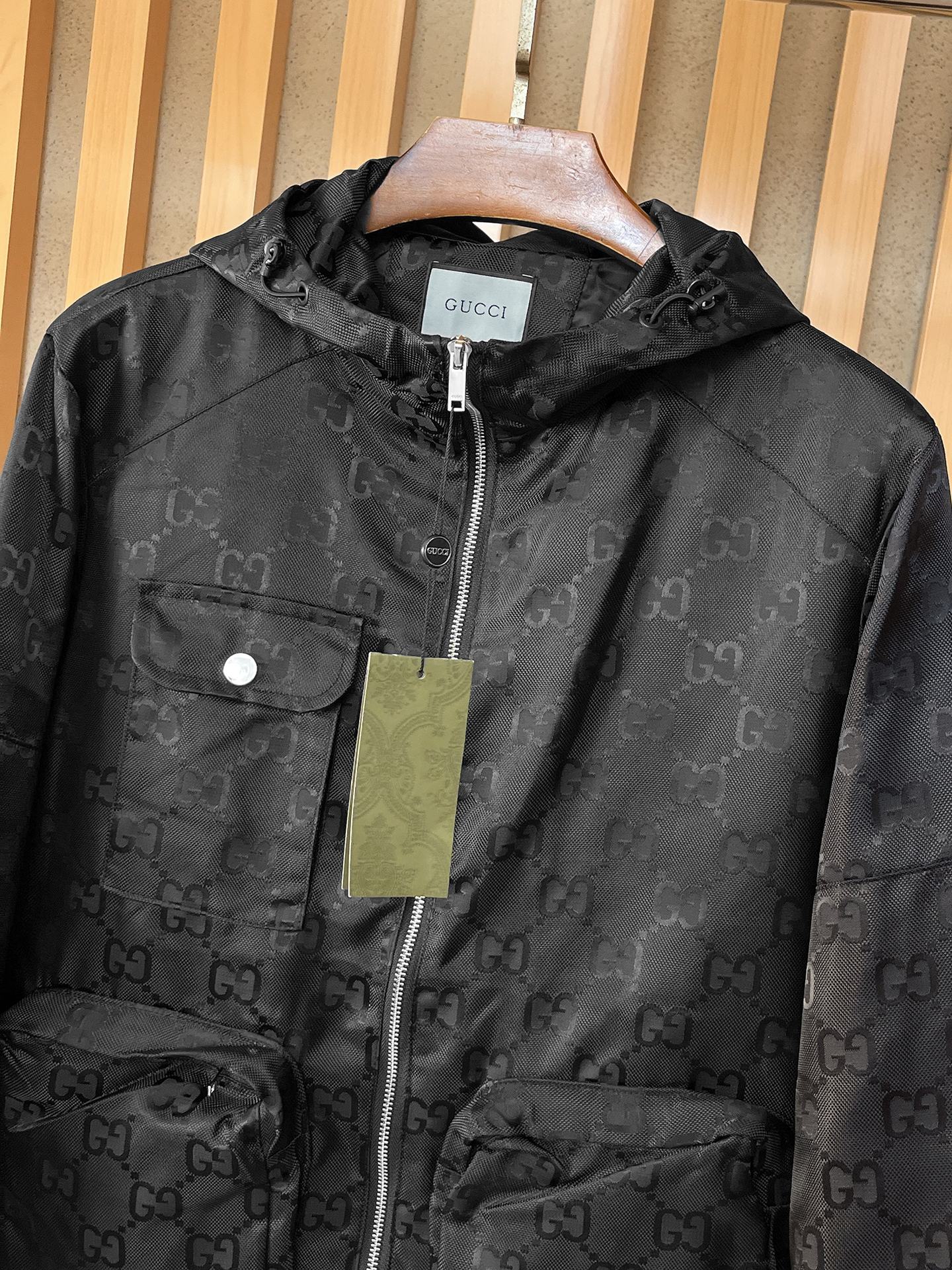 🌟🌟古奇、2025新款男士休闲定制夹克外套。穿上简约干练的休闲外套，瞬间重回时髦霸气，又是活力满满的状态