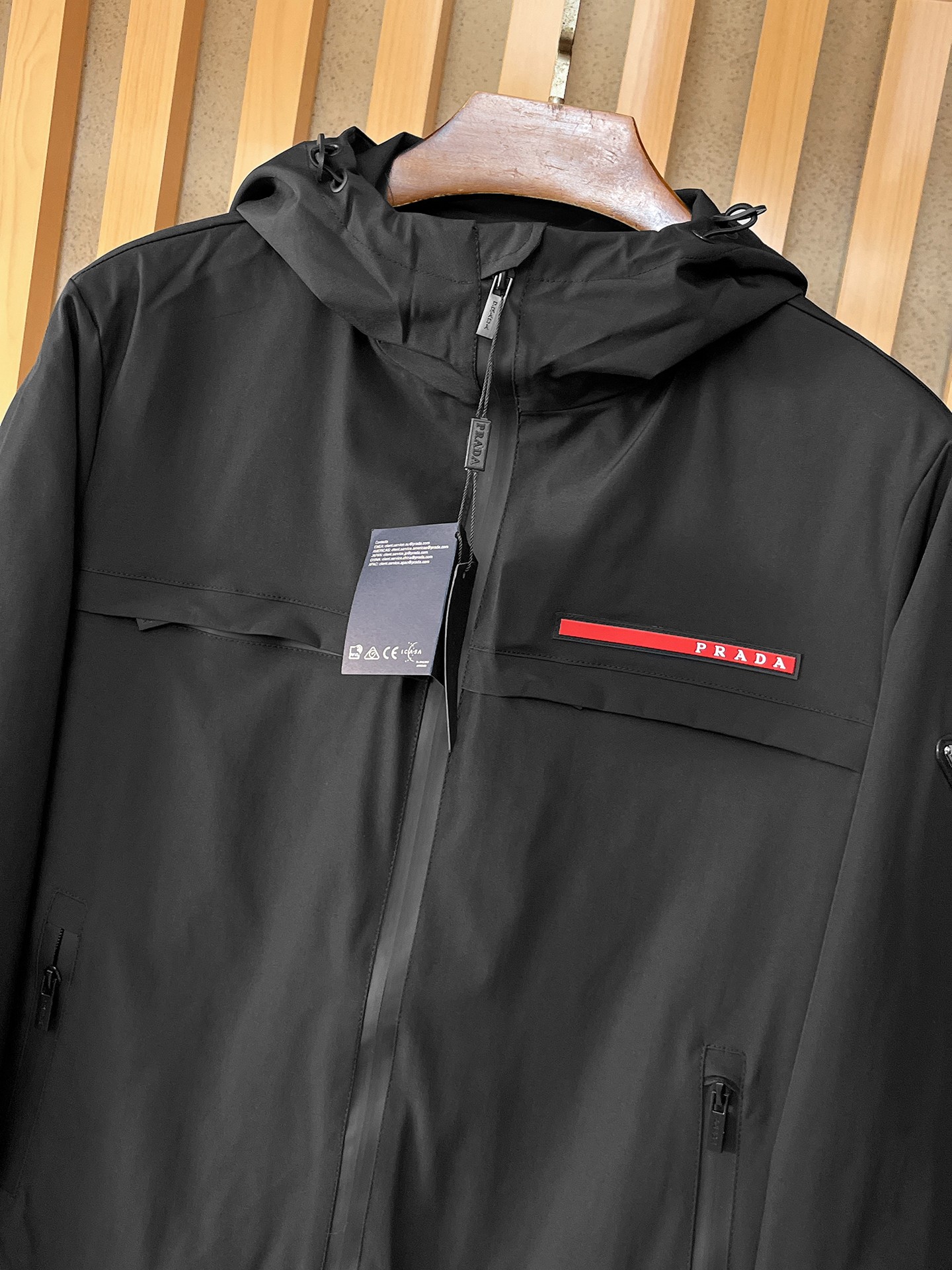 🌟🌟Prada、2025新款男士休闲定制夹克外套。穿上简约干练的休闲外套，瞬间重回时髦霸气，又是活力满满