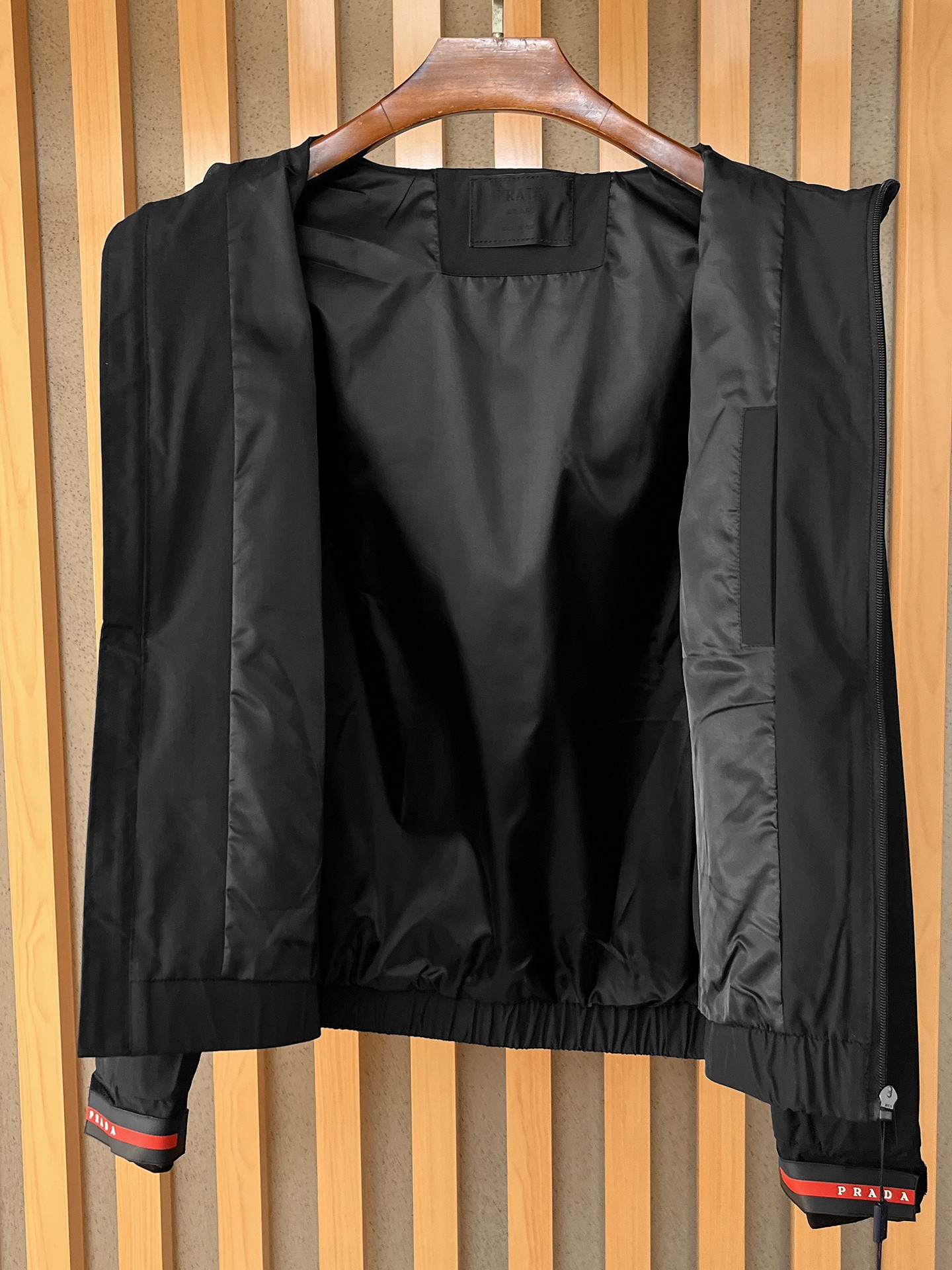 🌟🌟Prada、2025新款男士休闲定制夹克外套。穿上简约干练的休闲外套，瞬间重回时髦霸气，又是活力满满